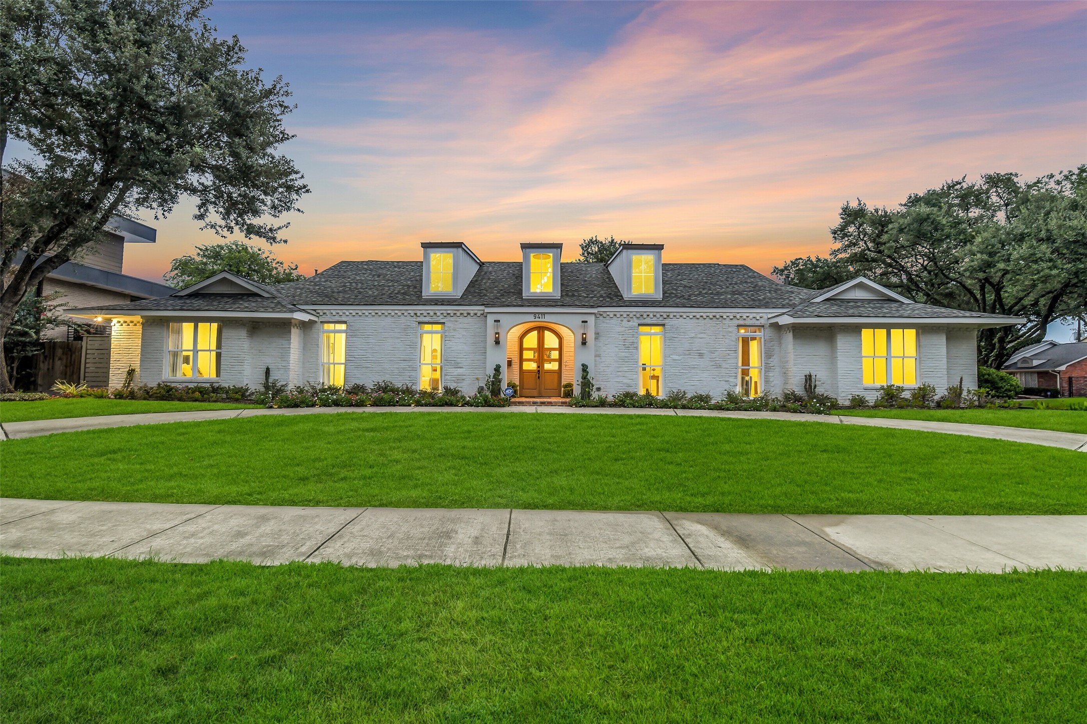 Beautifully updated home in the heart of Meyerland! Nestled on a picturesque, tree-lined corner lot, this charming residence offers abundant natural light, spacious living areas, and a bright open feel.