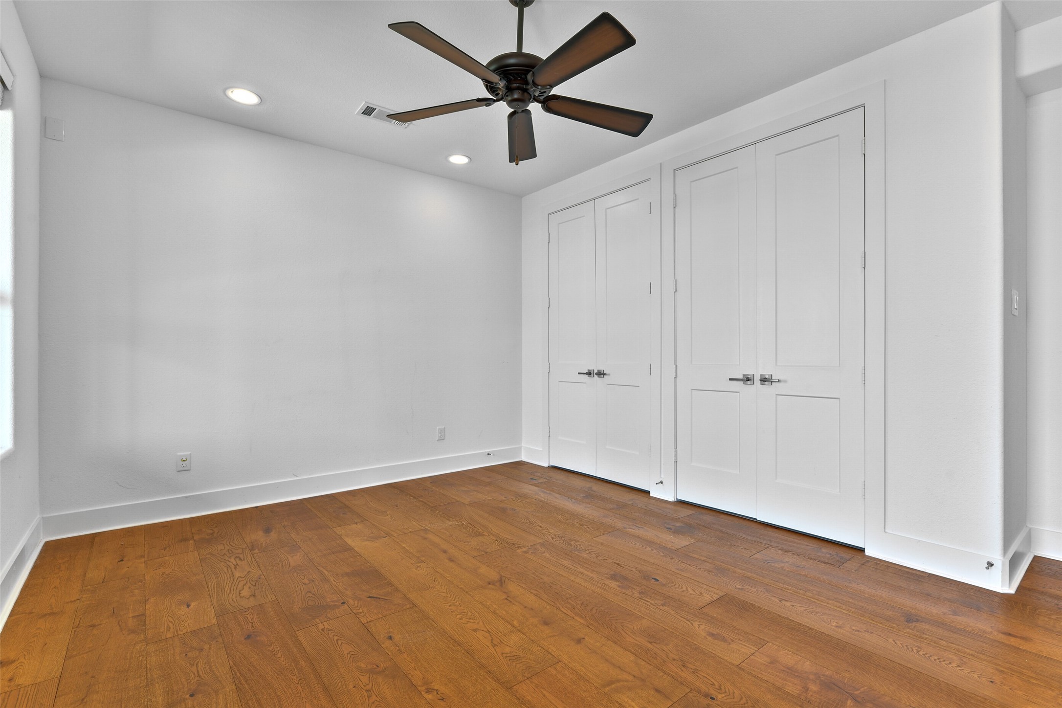 The beautiful hardwood floors continue through to the priamry bedroom.