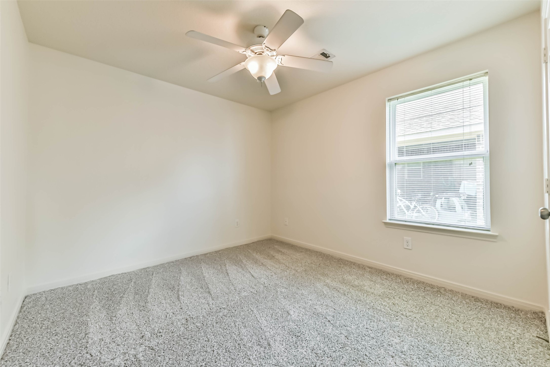 1320 W Dumble Street, Alvin, TX 77511