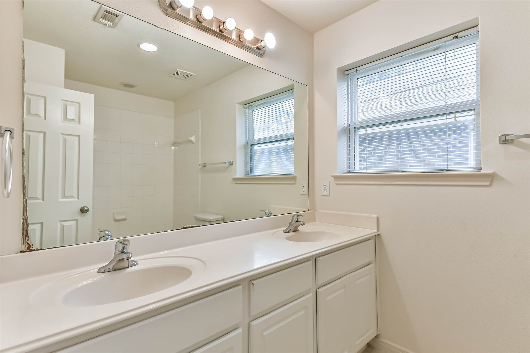 1320 W Dumble Street, Alvin, TX 77511