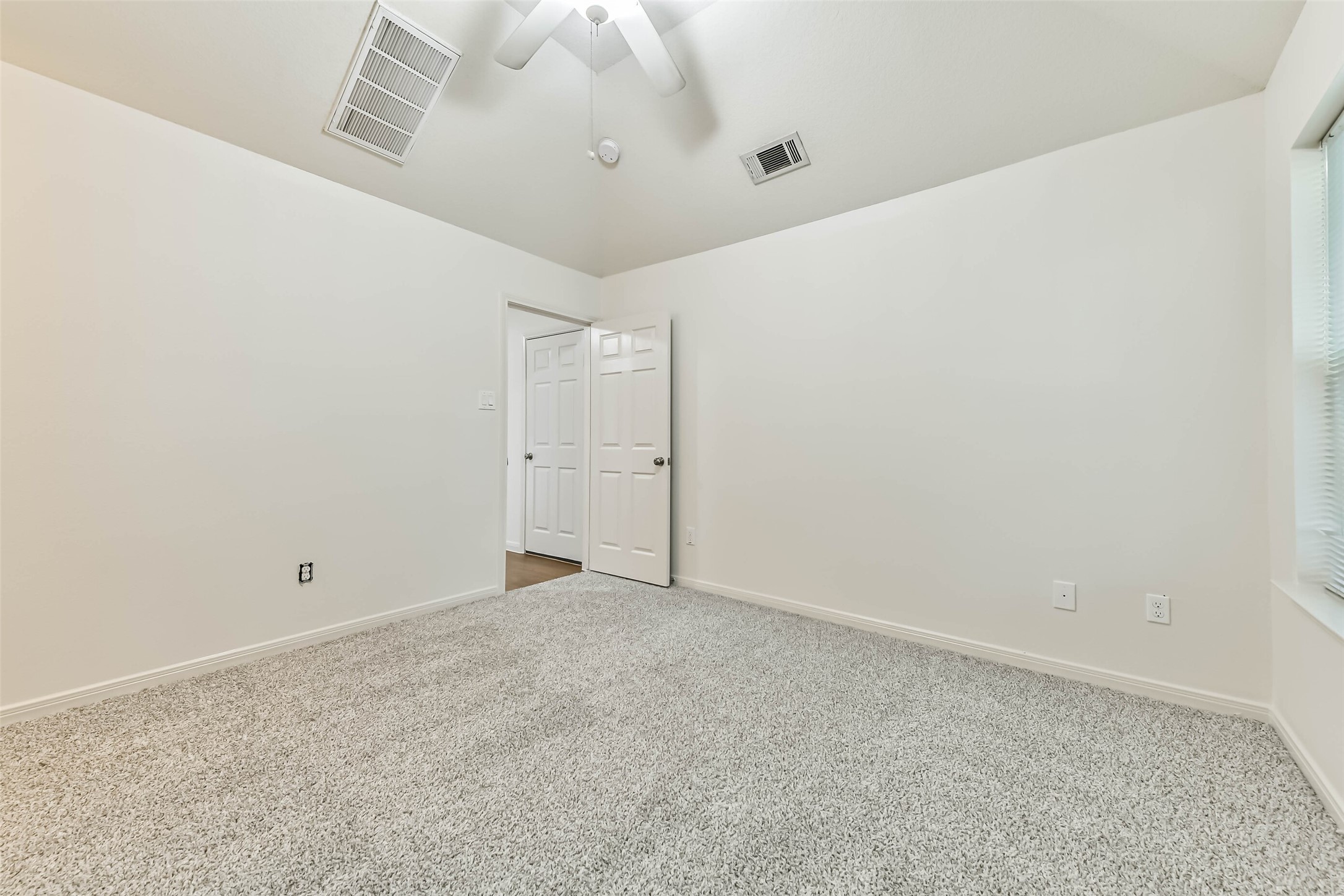 1320 W Dumble Street, Alvin, TX 77511