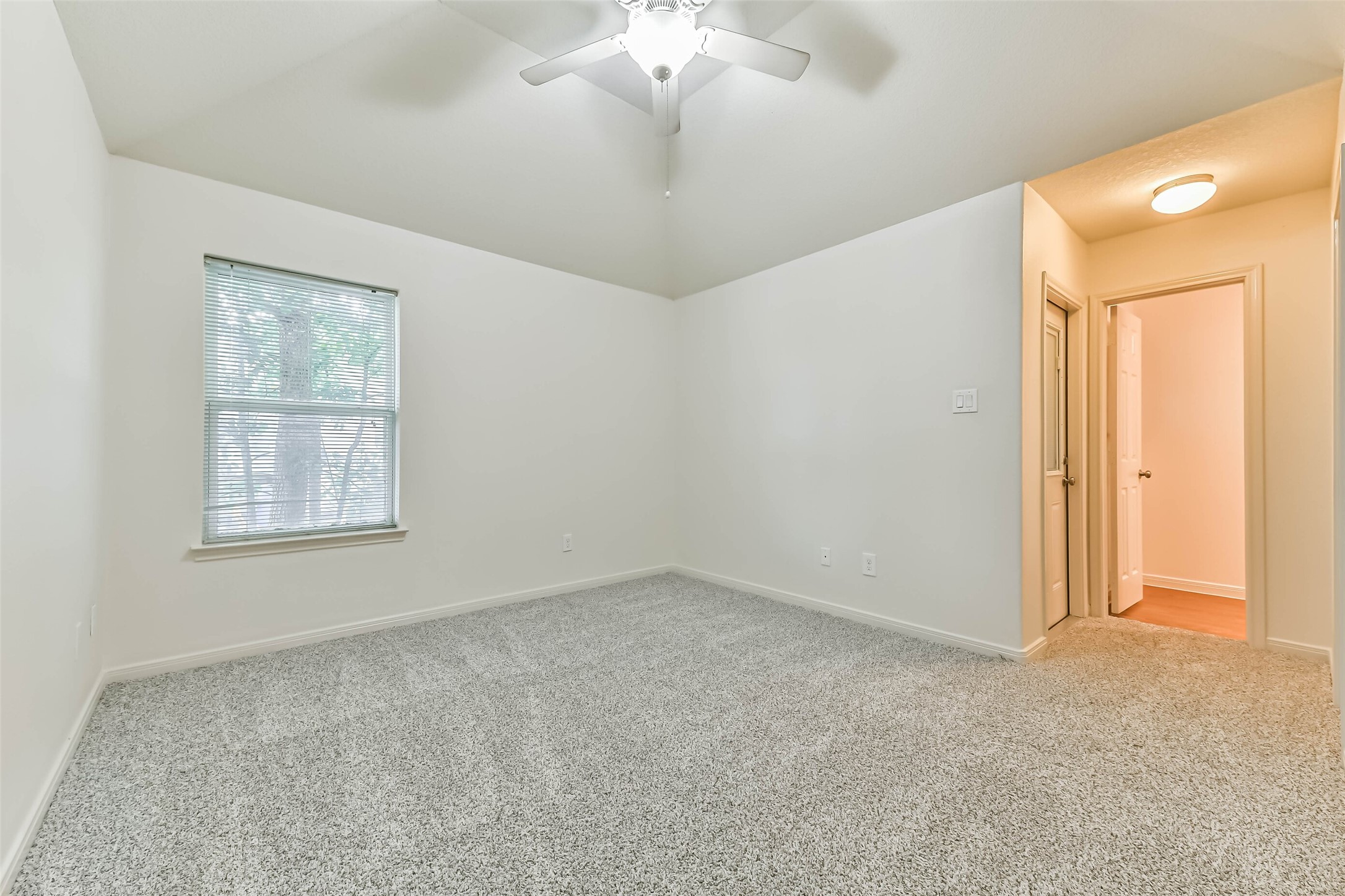 1320 W Dumble Street, Alvin, TX 77511