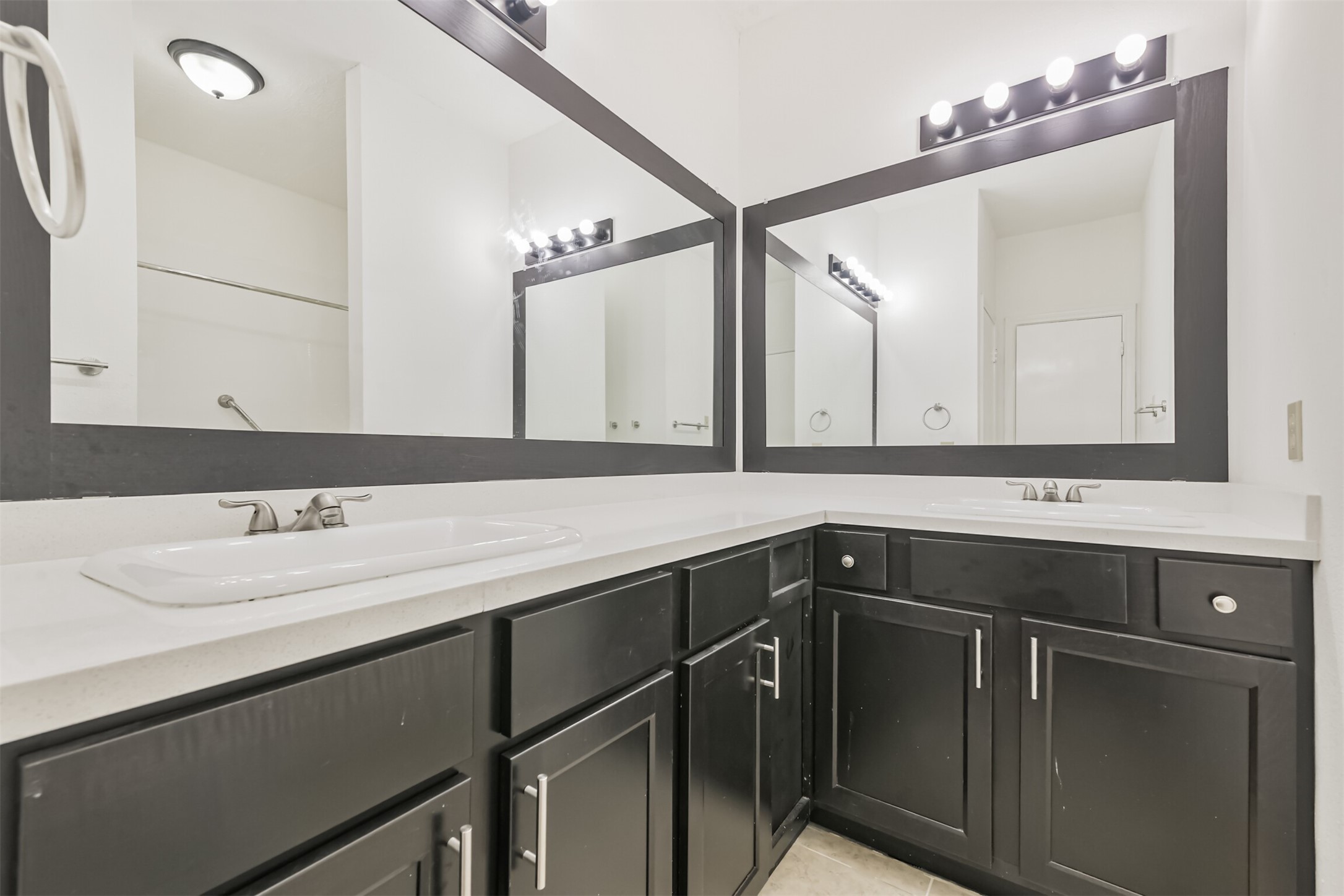 Dual Sink in Secondary Full Bathroom