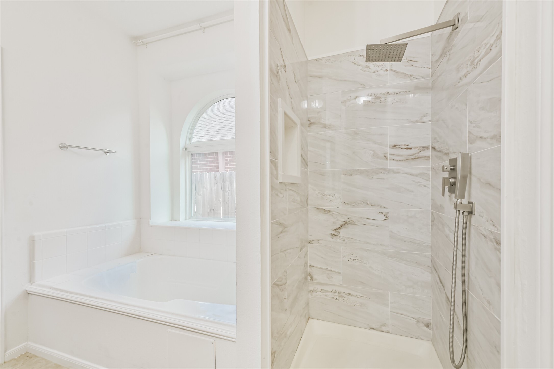 Tub/Shower combo w/ Updated Shower
