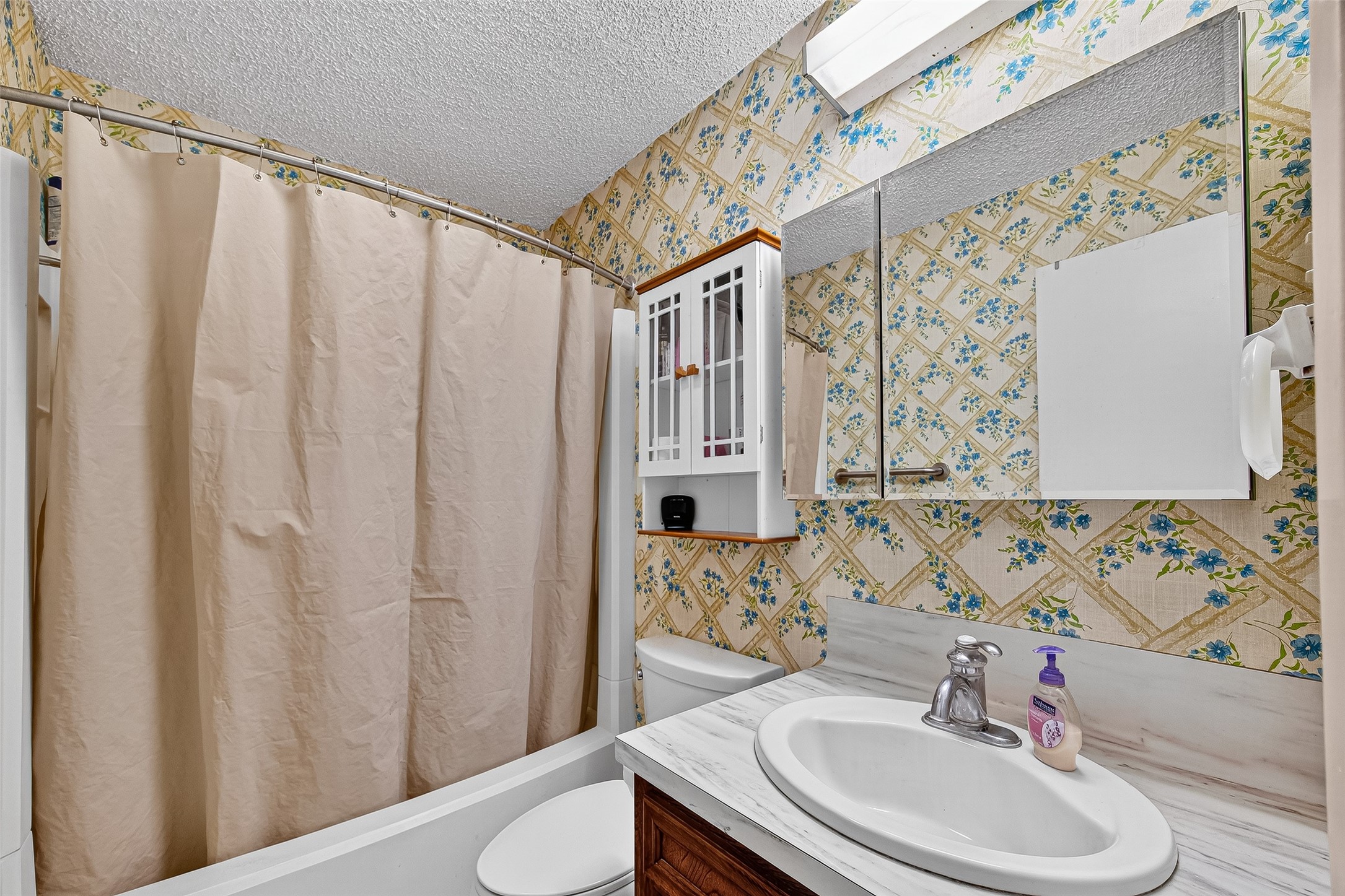 Primary Bathroom shower/tub