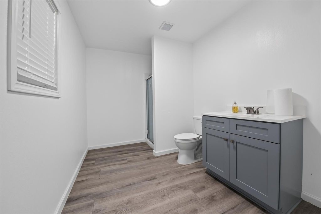 Full bathroom upon entry