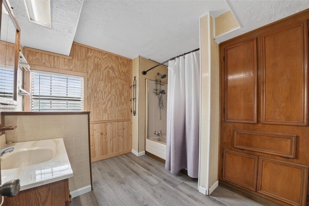 Full bathroom on 2nd floor
