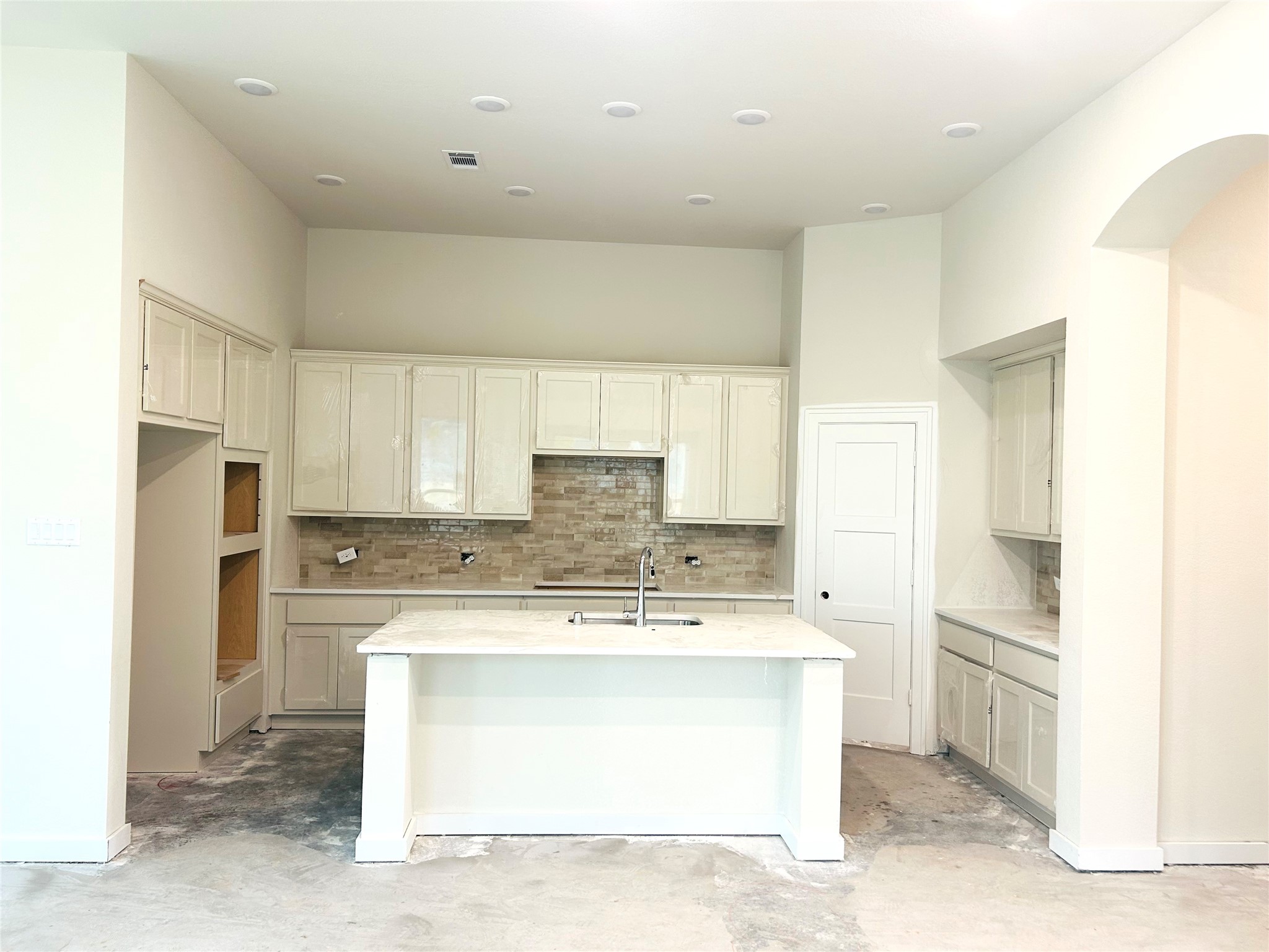 Modern and spacious kitchen! Modern and spacious kitchen!