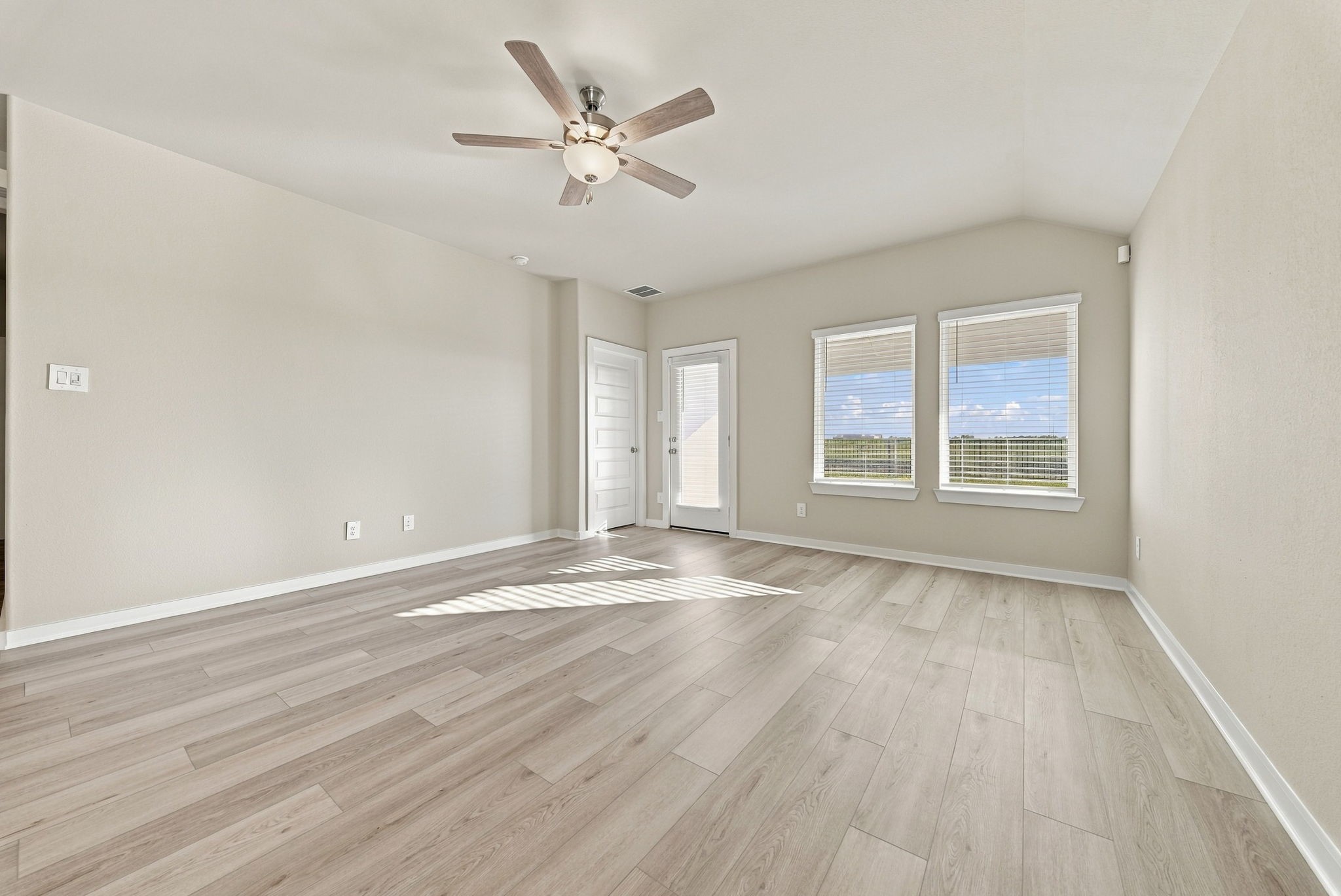 10623 Discovery Lane, Texas City, TX 77591