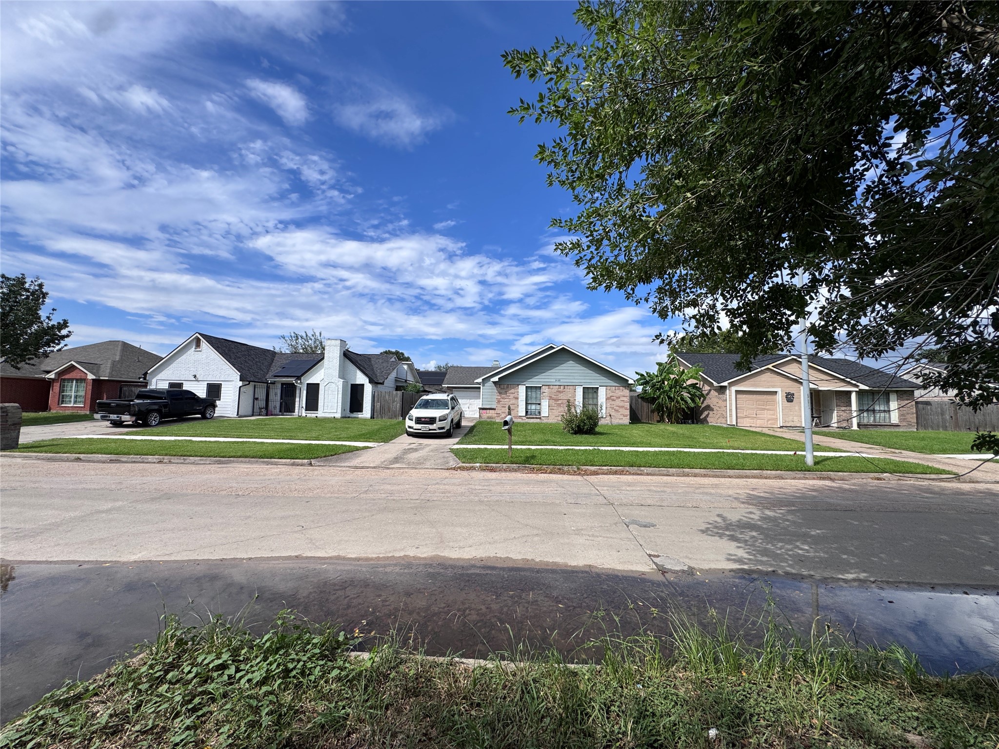 this home sits in a neighborhood that is well maintained and cared for