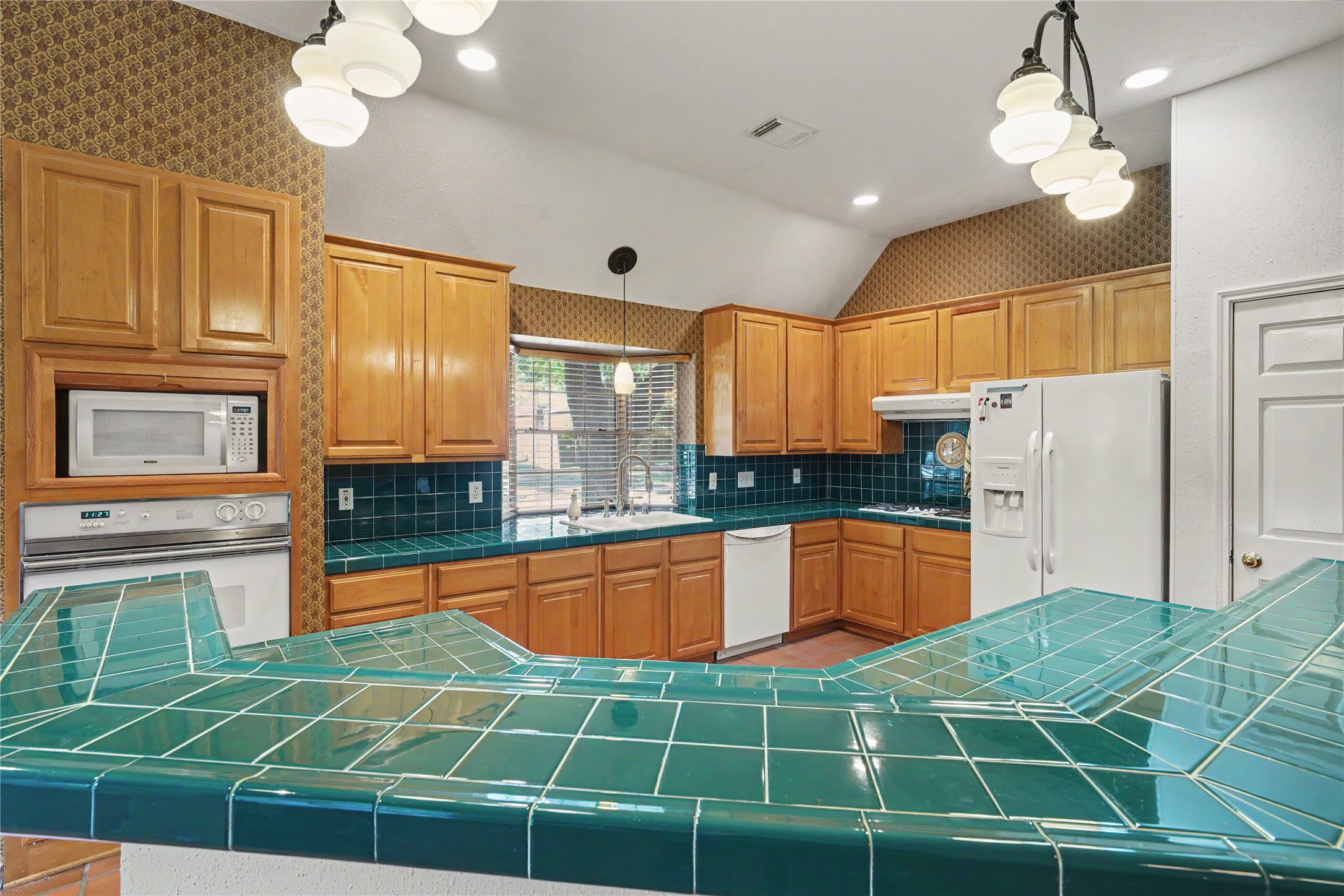 2502 Redbridge Court, Houston, TX 77059