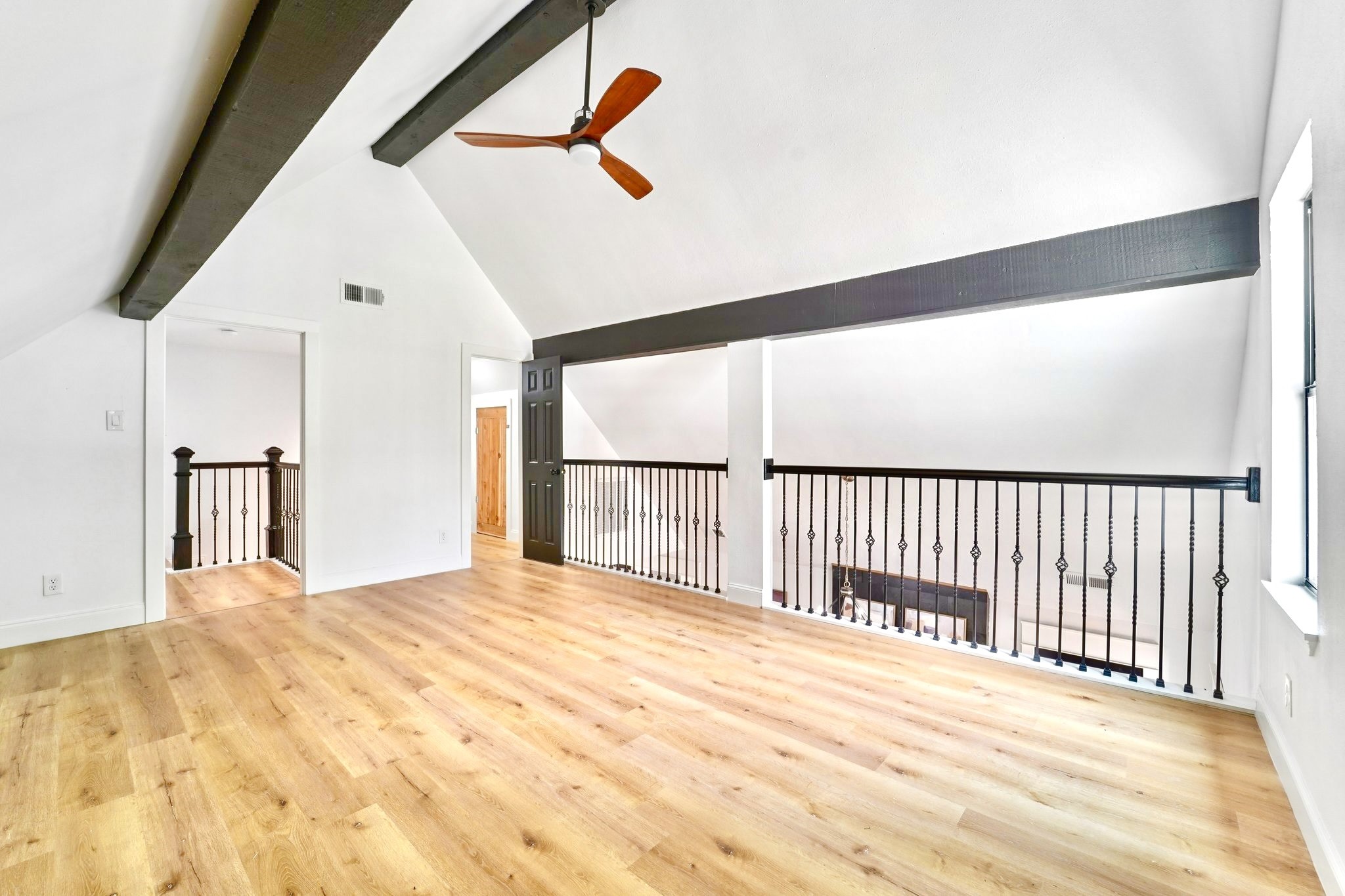 Game room w/ Balcony (up)