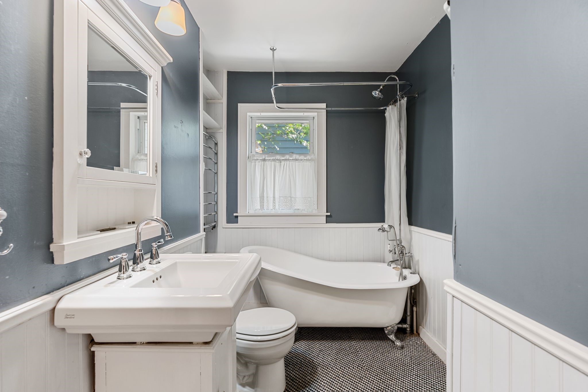 Traditional full bath on the first floor. Traditional full bath on the first floor.