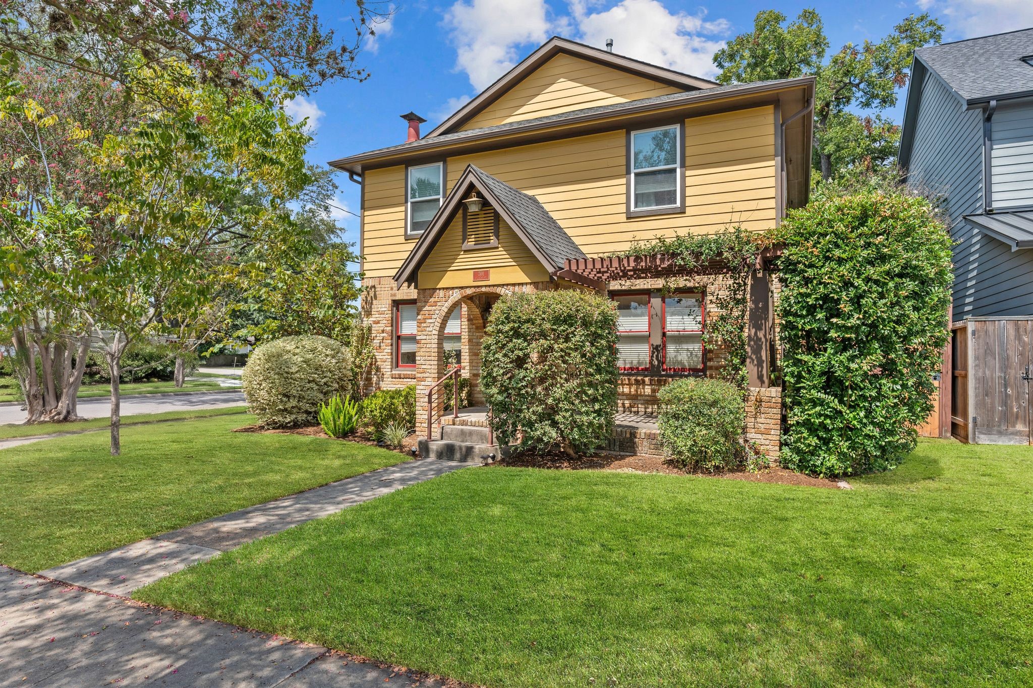 Heights home on a corner lot with lots of functional options and outdoor amenities. Heights home on a corner lot with lots of functional options and outdoor amenities.
