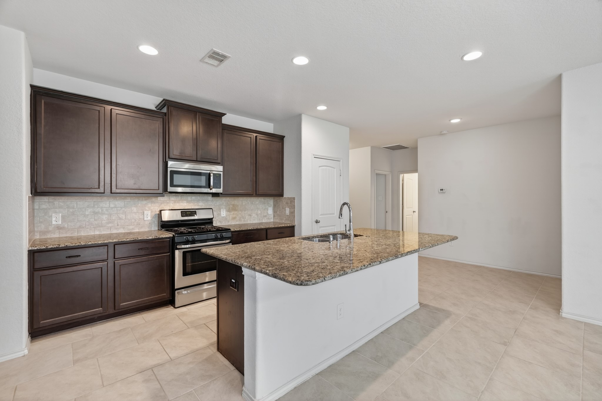 138 Meadow Grove Drive, Conroe, TX 77384