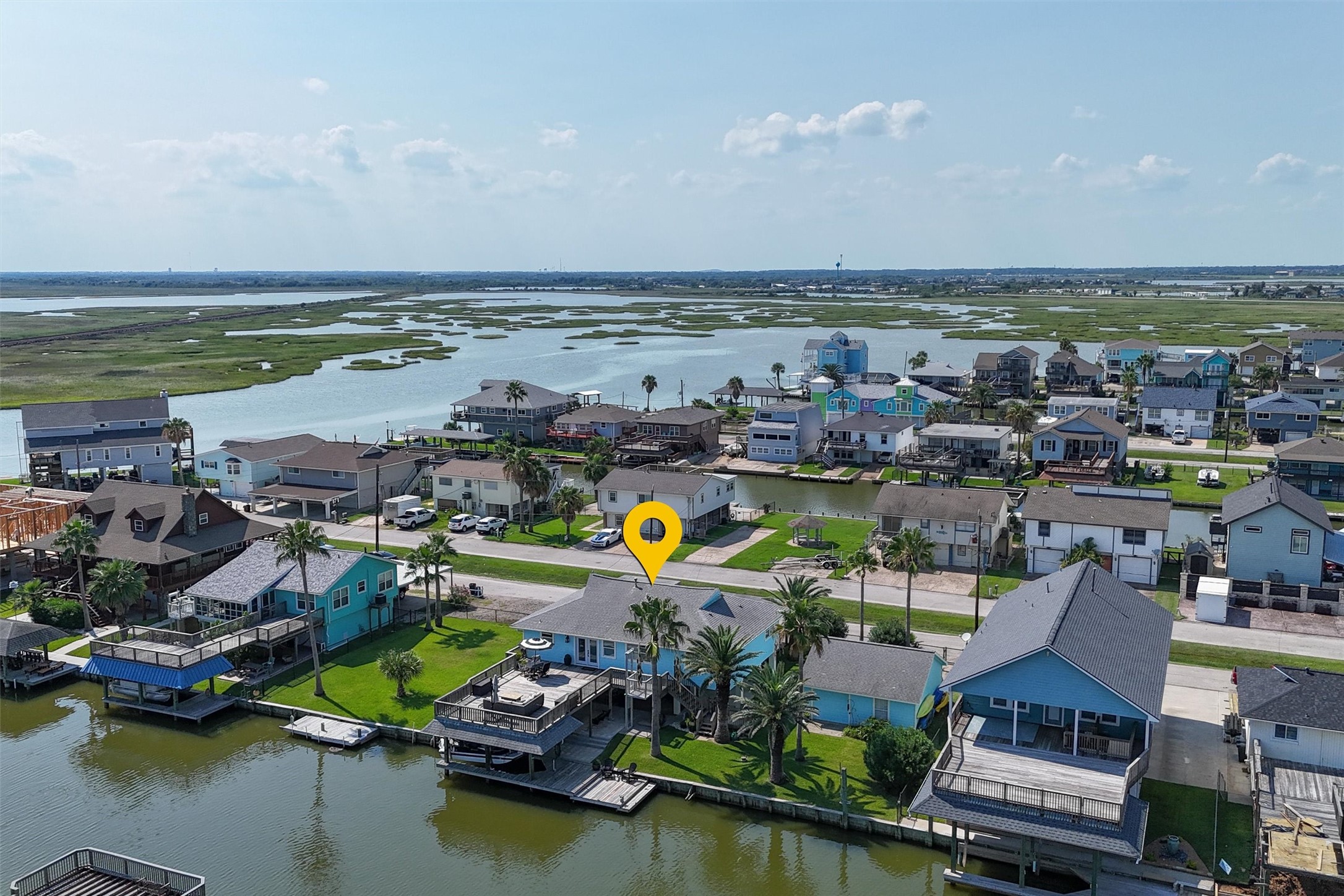 Wow! This property sits in an amazing location on the street. It's a long slow boat ride down the canals to get to the exit, but that won't happen from this location. You'll be out of Bayou Vista in 5 minutes