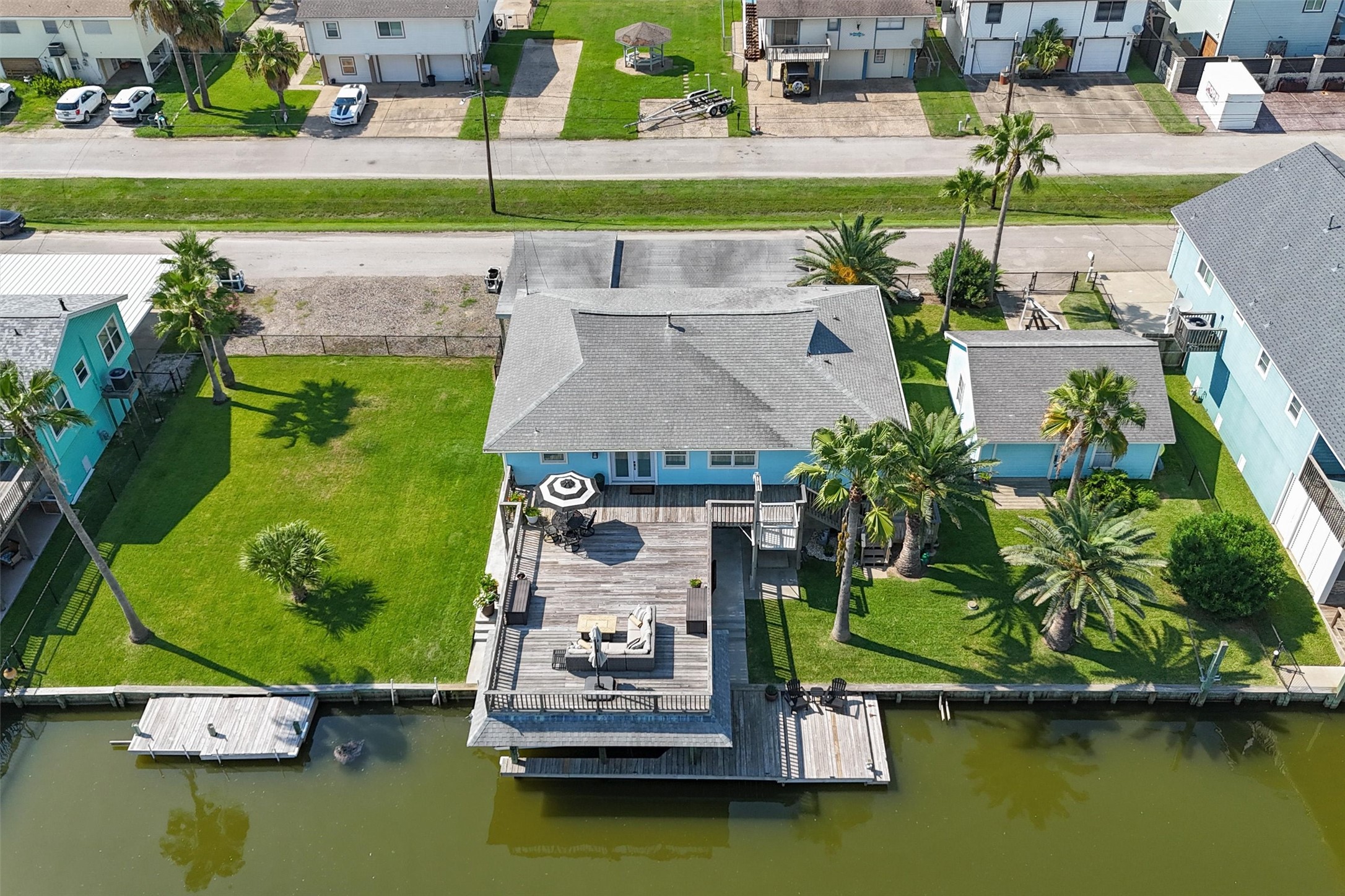 Yep, folks this is the ONE! If you're going to live on the waterfront, you will be extremely happy to have 3 lots to enjoy
