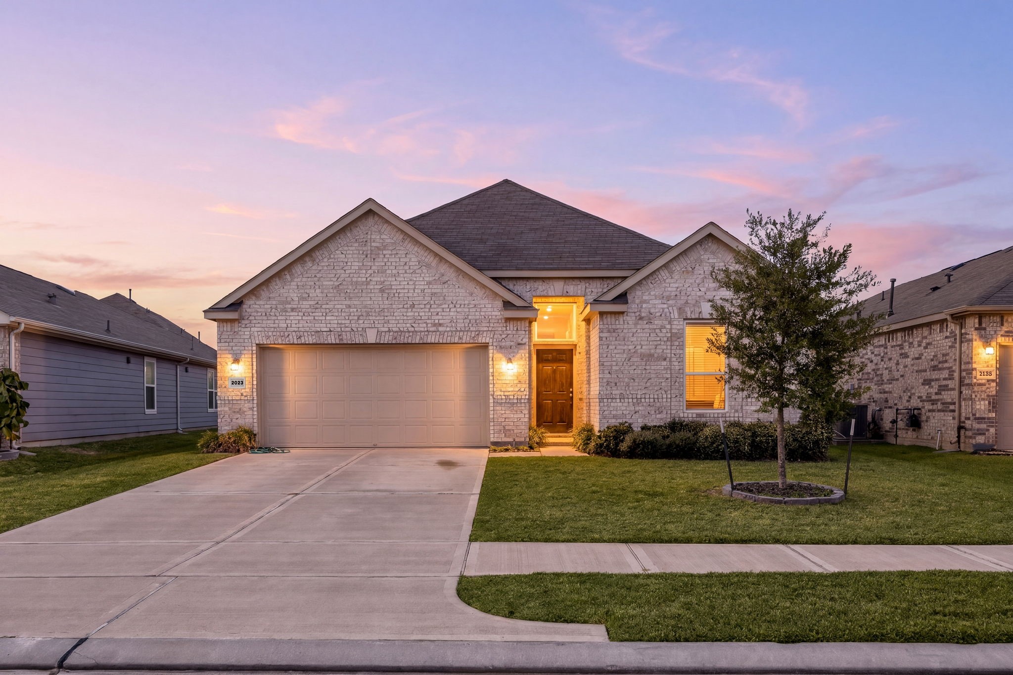Welcome home to 2023 Katalonia Lane located in the Olympia Falls subdivision and zoned to Fort Bend ISD.