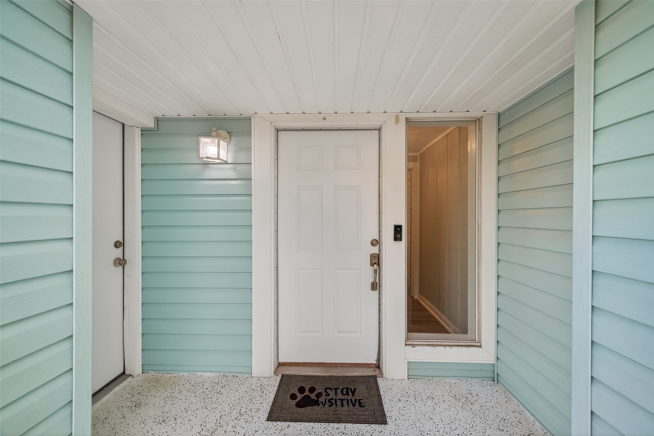 Welcoming entryway!  Come on in!