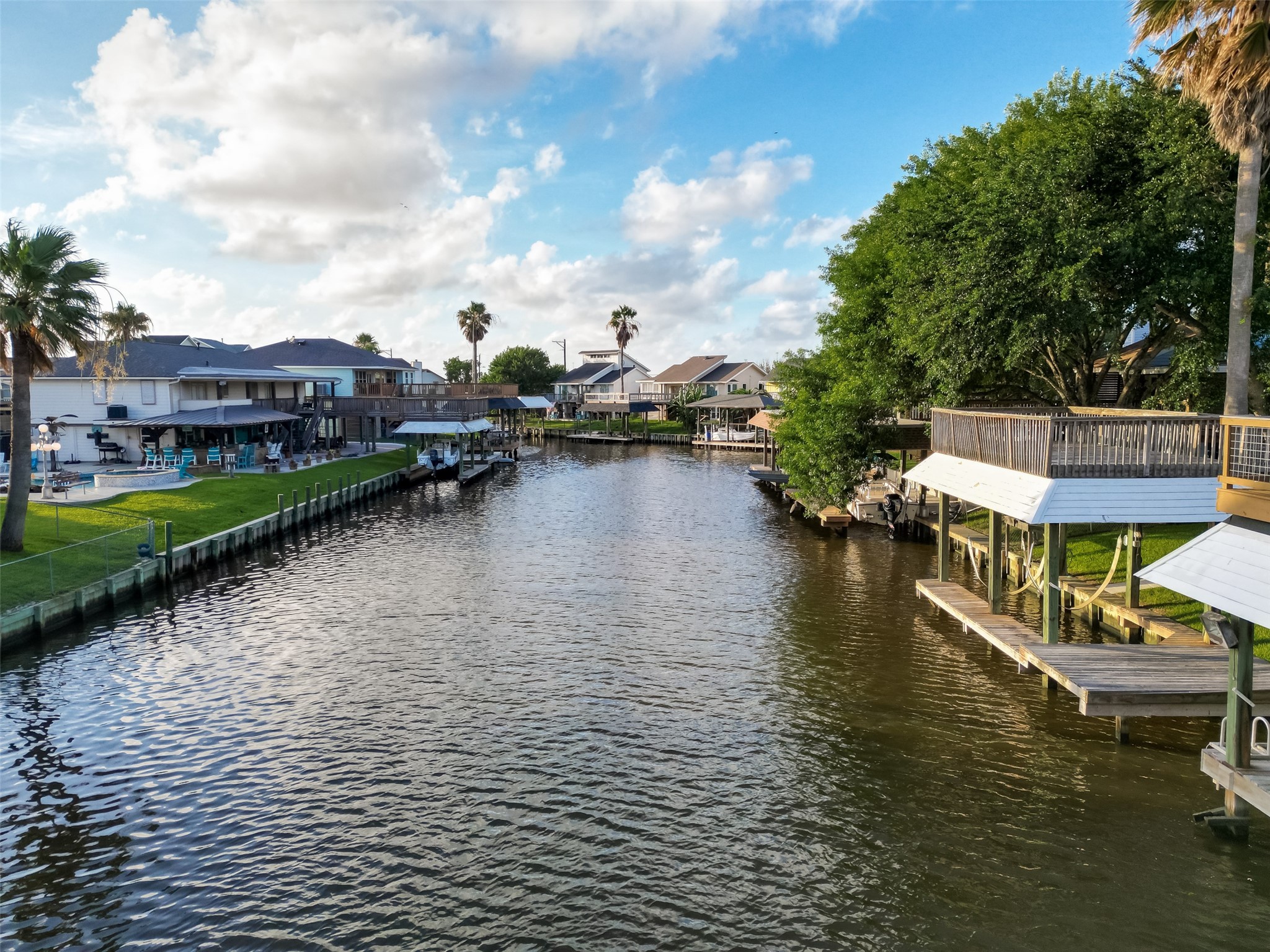 A view of the canal in the opposite direction.