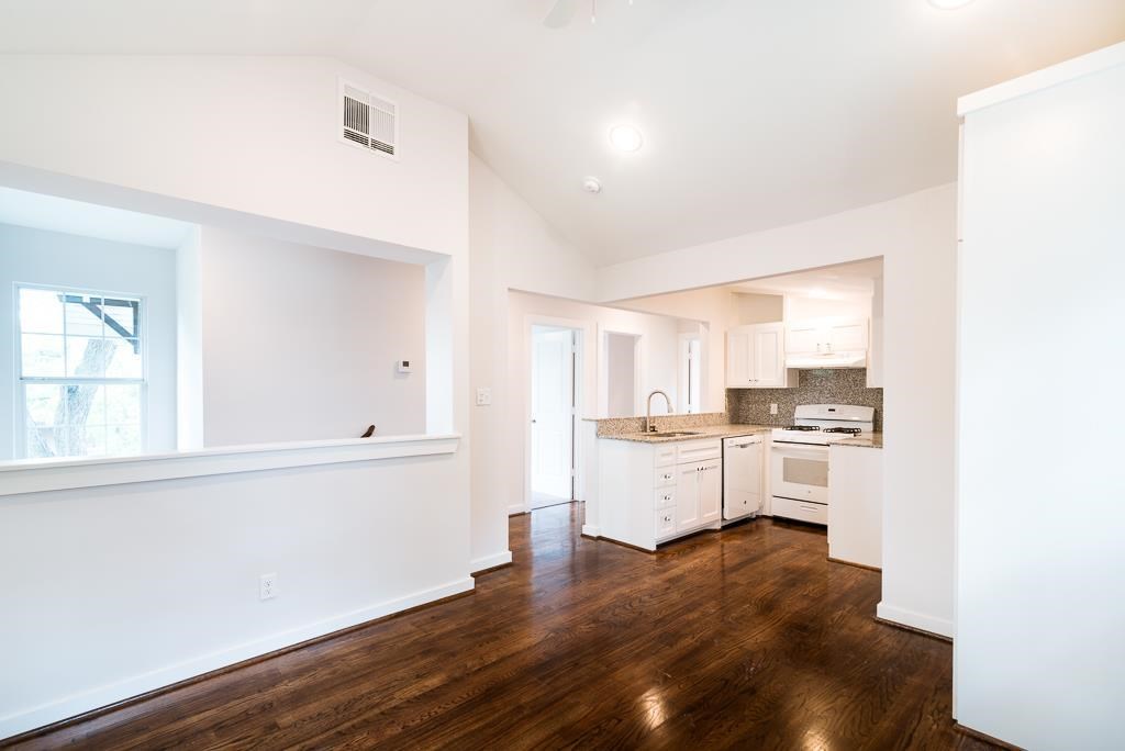 Gorgeous hardwood floors in all common areas! Gorgeous hardwood floors in all common areas!