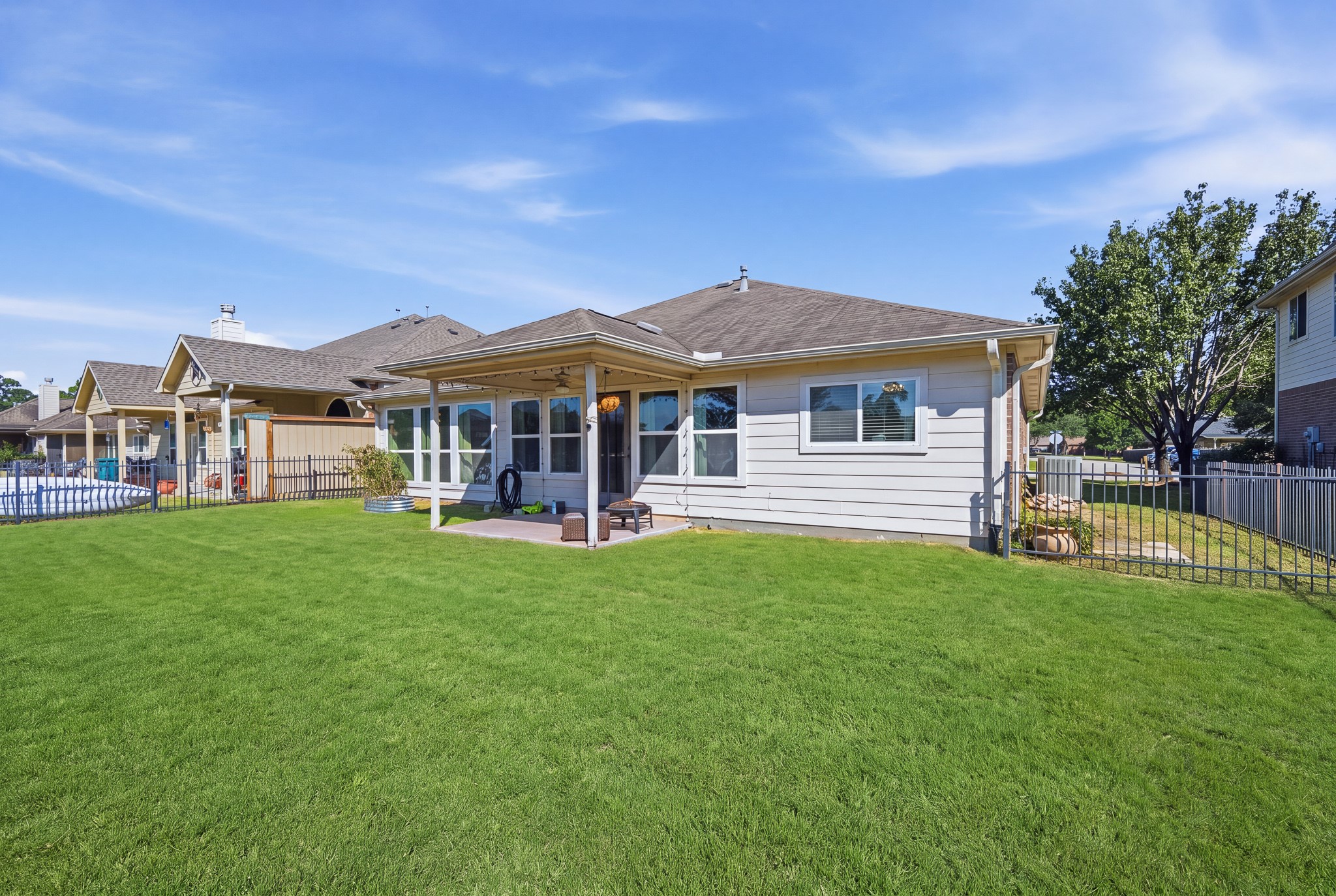 9303 E Lakeside Drive, Magnolia, TX 77354
