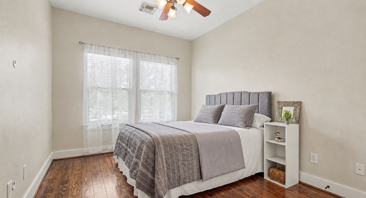 Good sized bedroom on 2nd floor with walk in closet and ceiling fan.