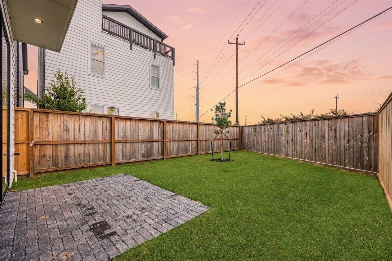 spacious big backyard that backs up to Centerpoint easement for privacy