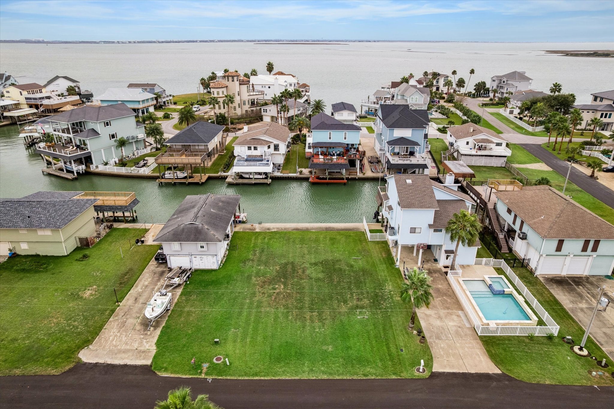 1223 Maui Dr, Tiki Island, TX 77554
