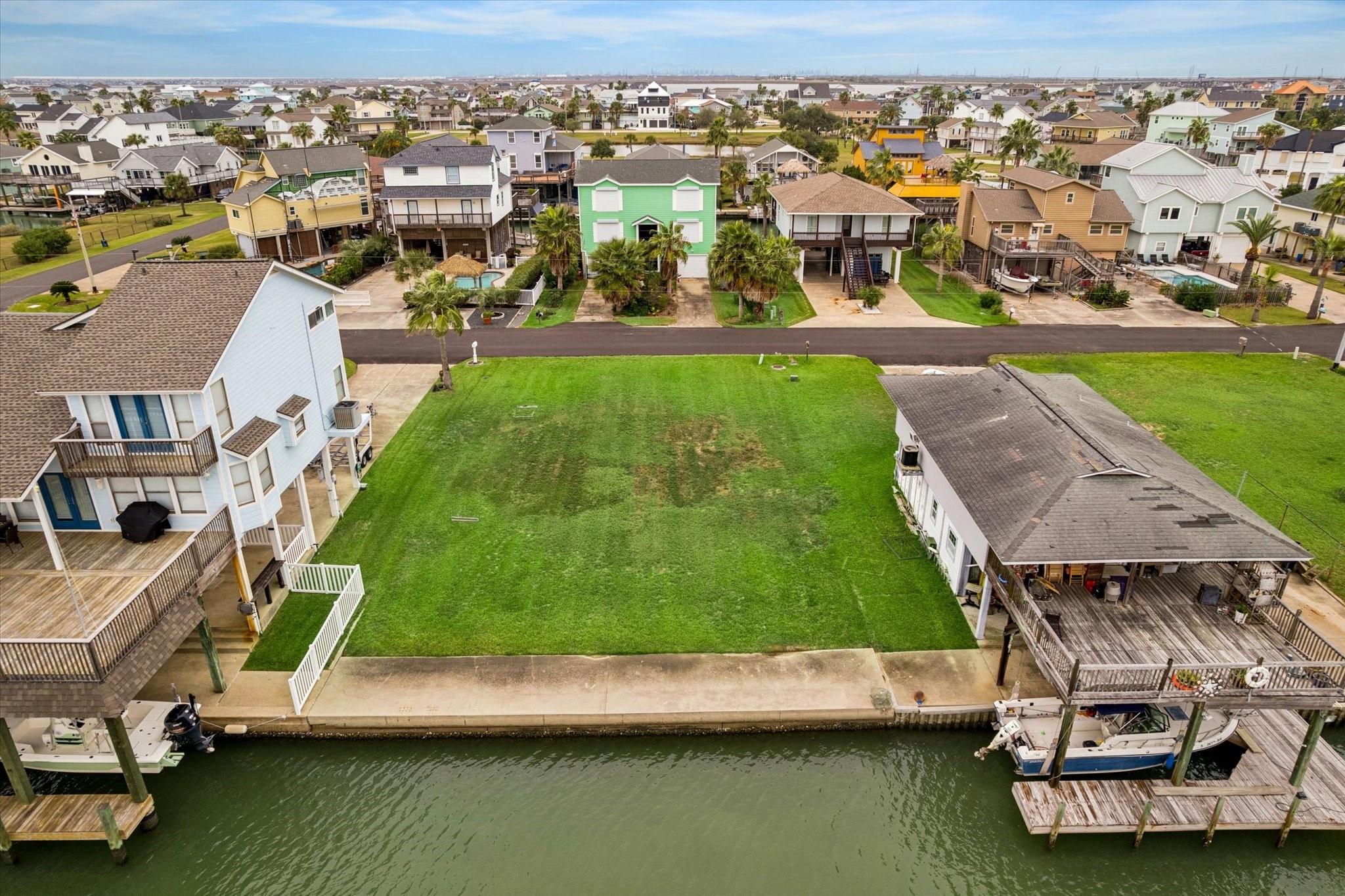 1223 Maui Dr, Tiki Island, TX 77554