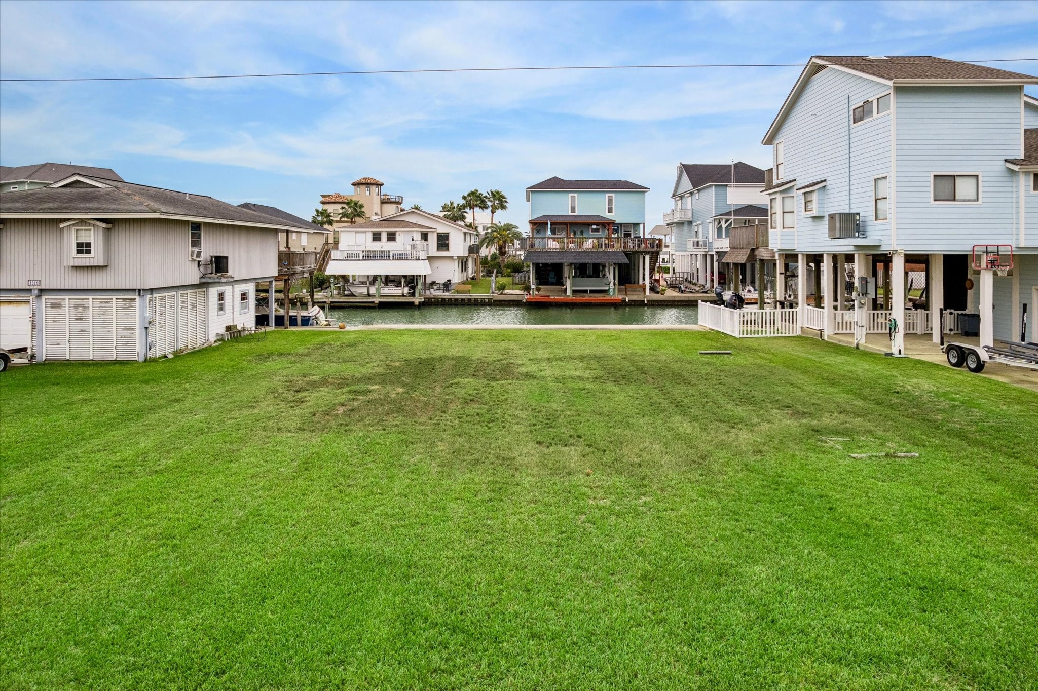 1223 Maui Dr, Tiki Island, TX 77554