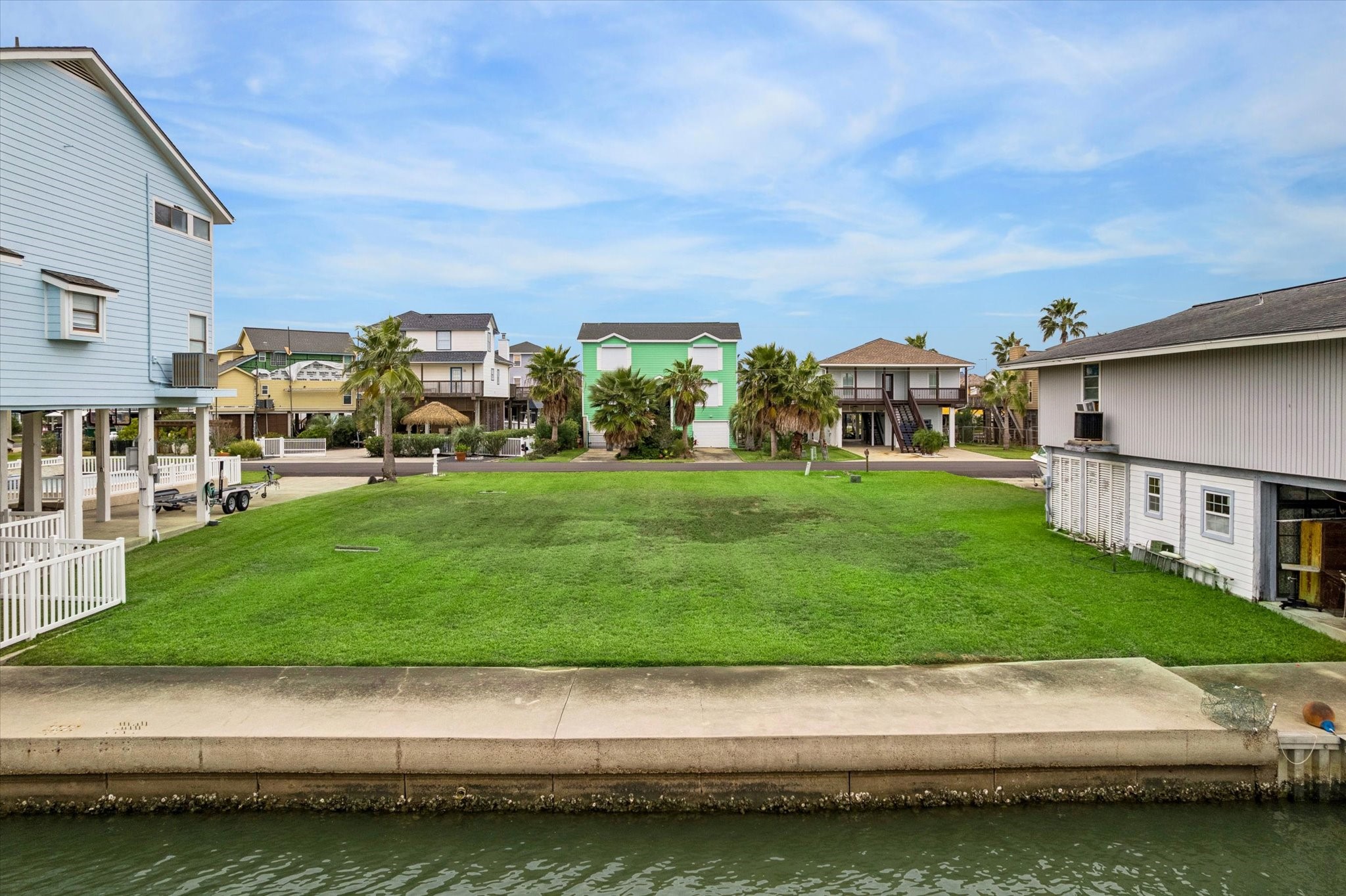 1223 Maui Dr, Tiki Island, TX 77554