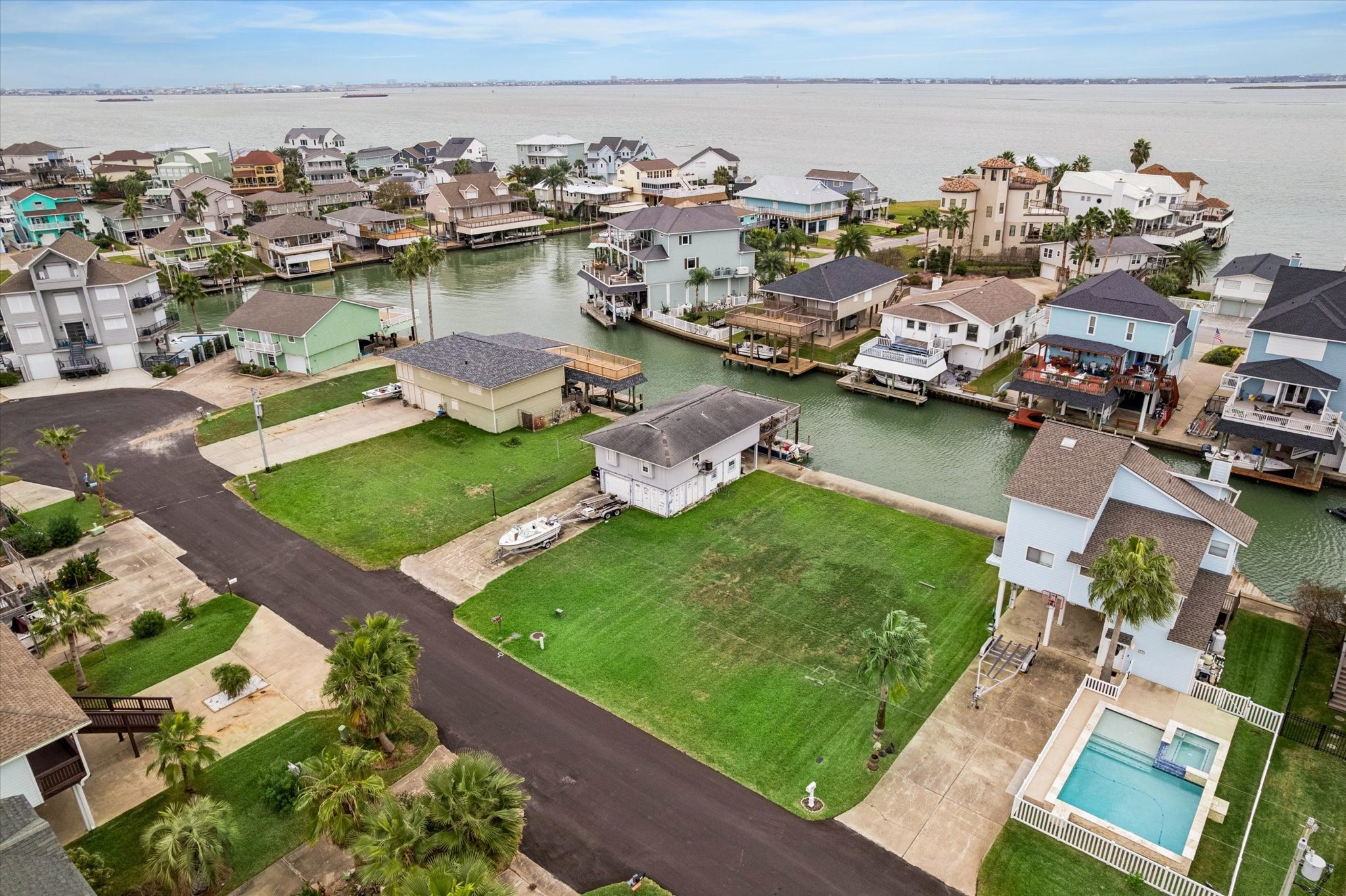 1223 Maui Dr, Tiki Island, TX 77554