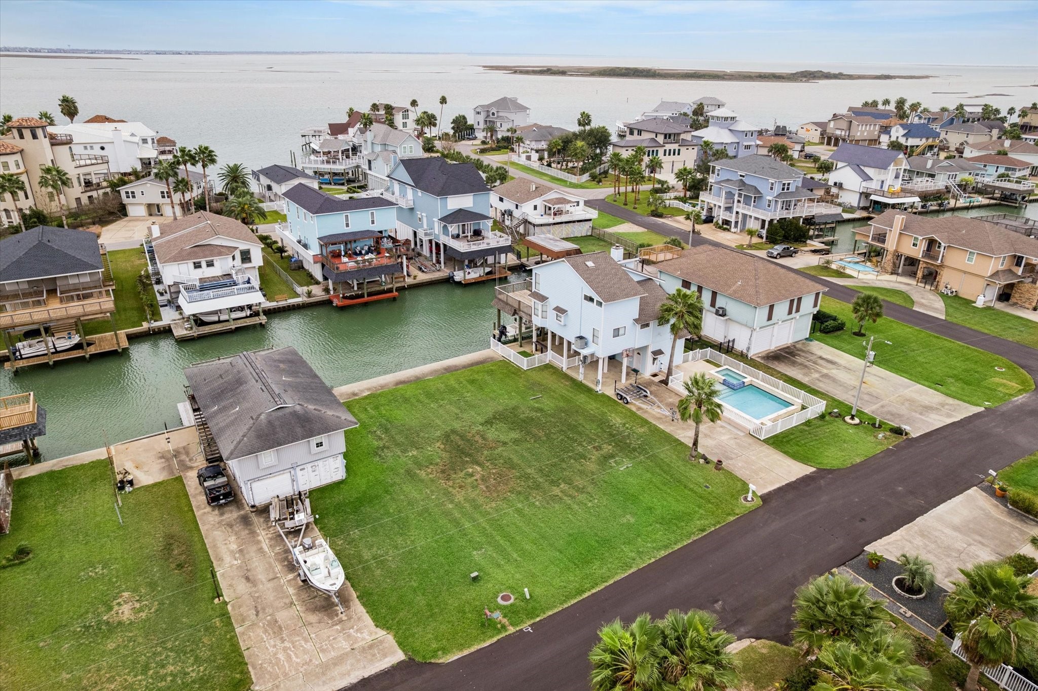 1223 Maui Dr, Tiki Island, TX 77554