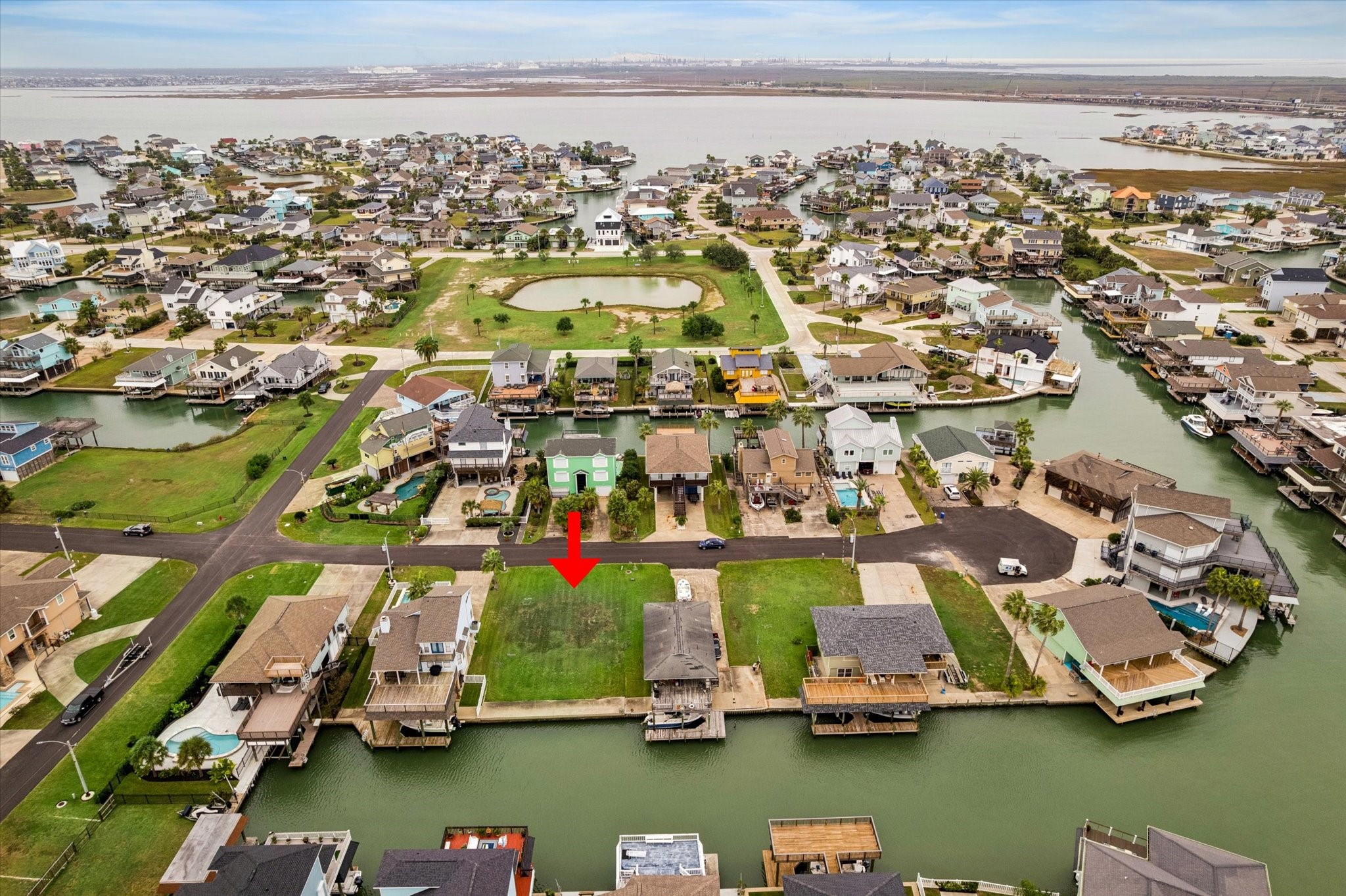 1223 Maui Dr, Tiki Island, TX 77554