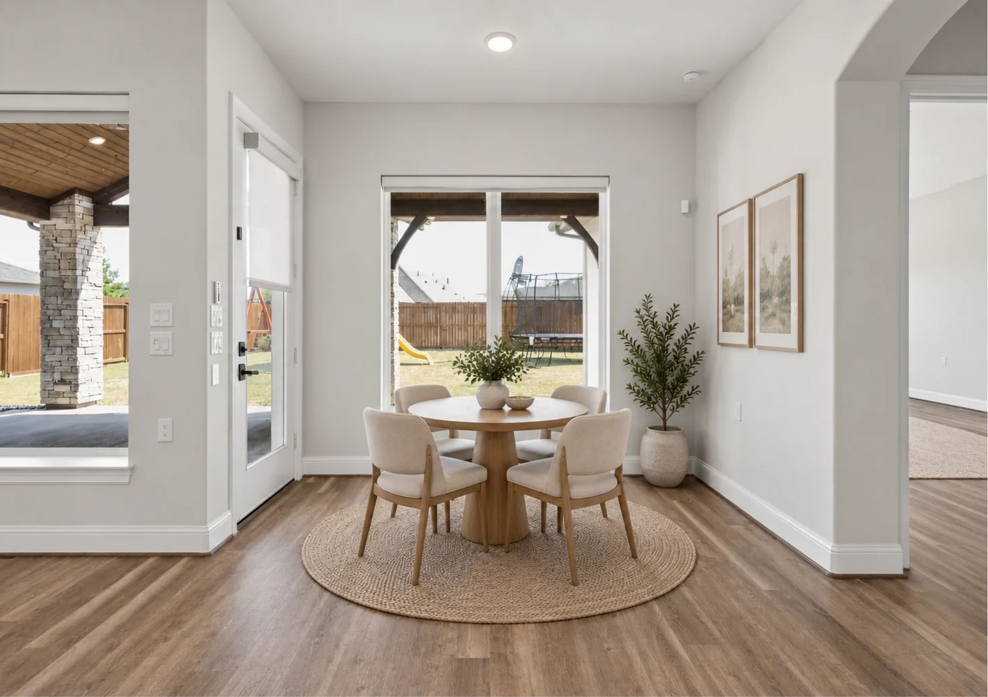 Spacious Breakfast Nook