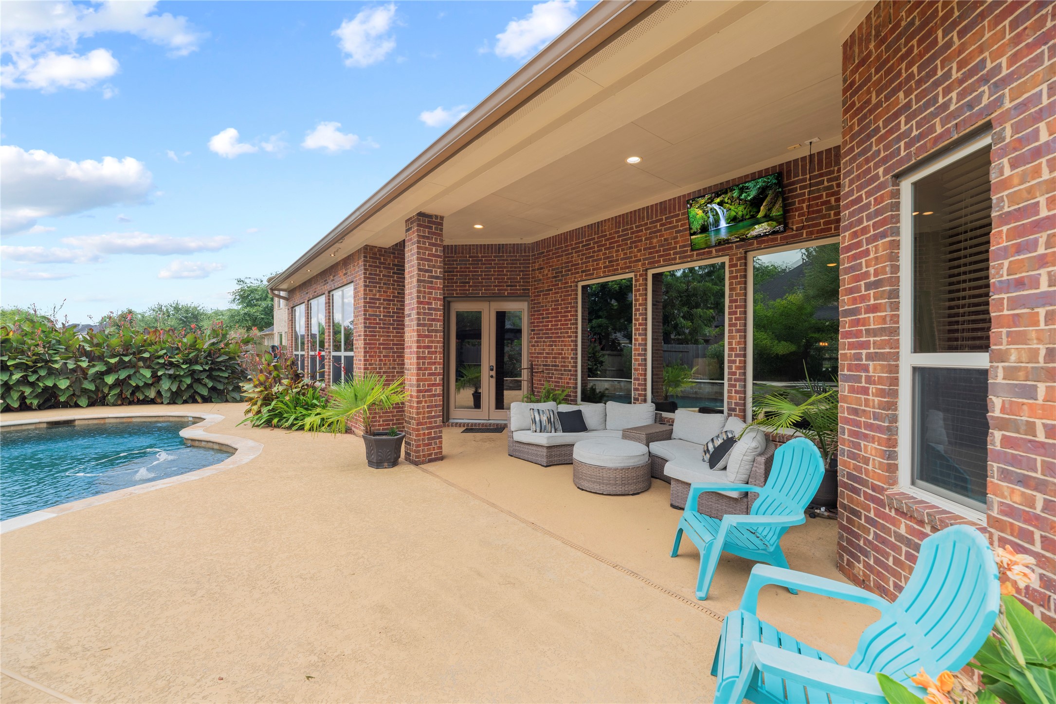Plenty of space to relax in the shade under the covered patio or the sun
