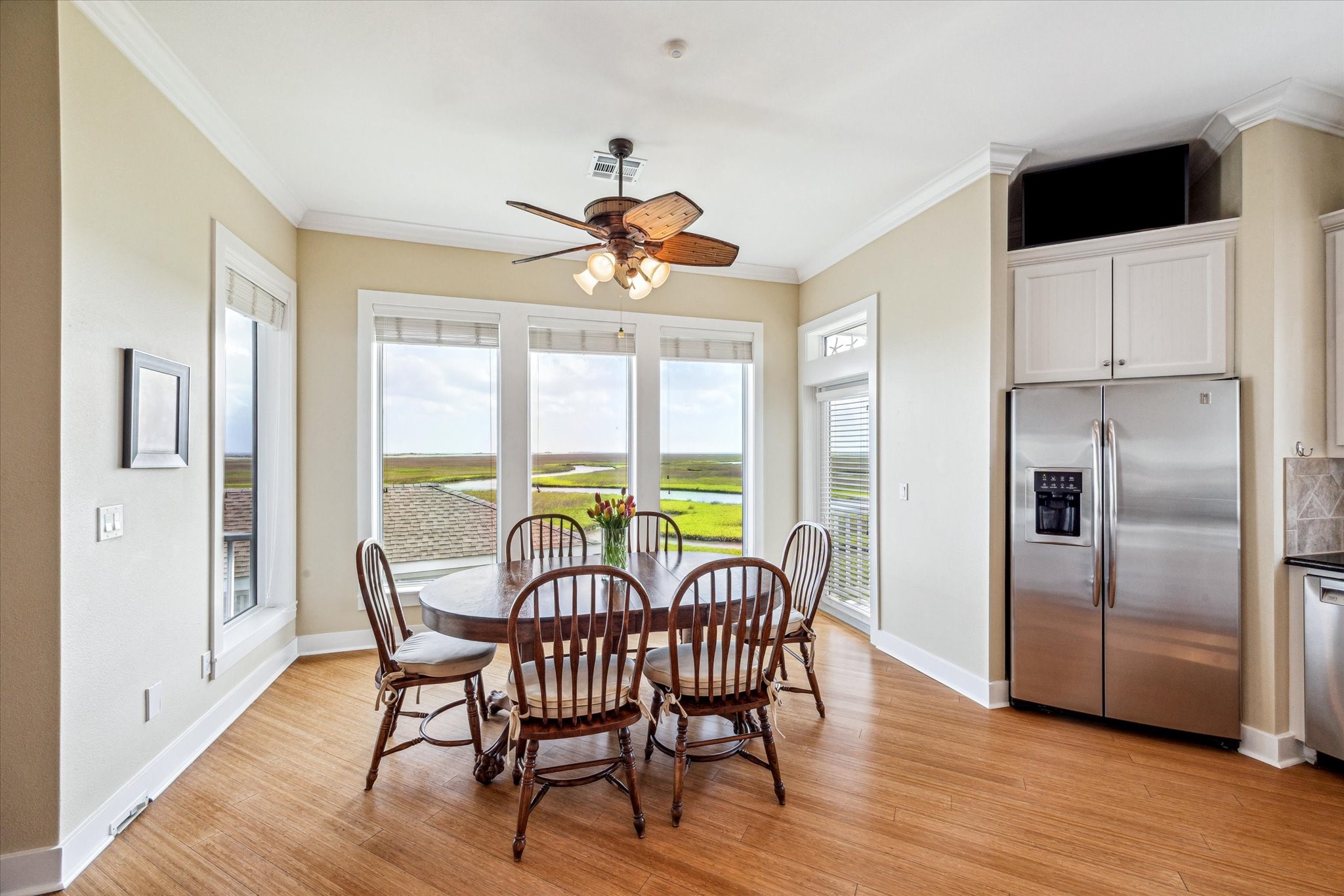 A spacious breakfast area just off the kitchen creates the ideal setting for casual dining with access to a separate sunset deck. Wide open inspirational views to start your day!