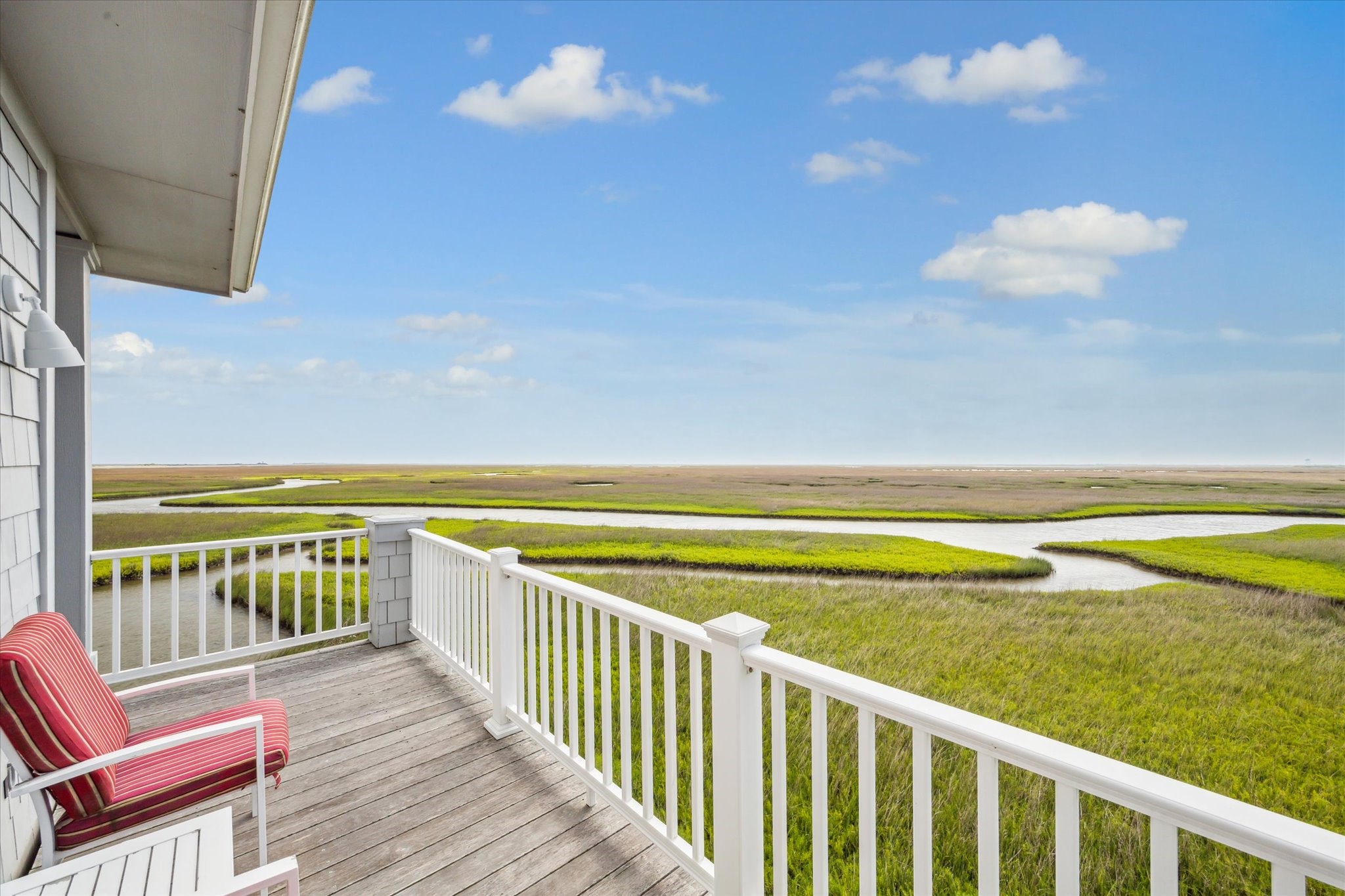 Views that will never be blocked or compromised. Its a one-of-a-kind setting that captures the essence of serene waterfront living at its finest...welcome to the Sunset Deck


2/2