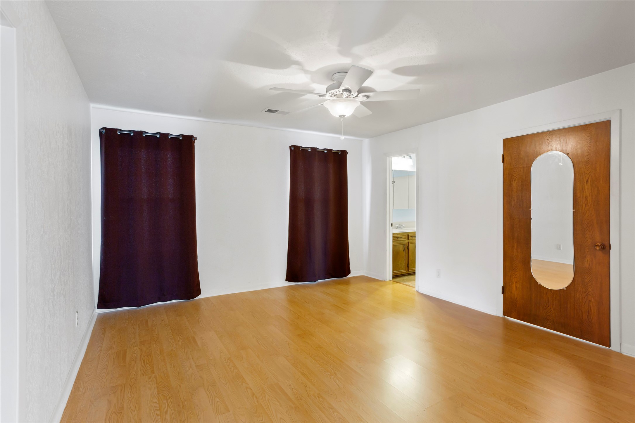 Spacious primary bedroom featuring an ensuite bath and walk-in closet.