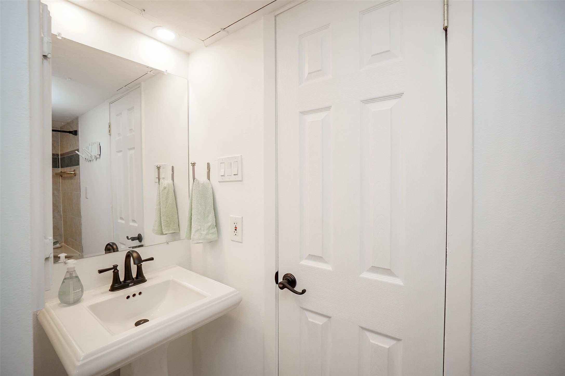 Vanity sink in your spacious bathroom