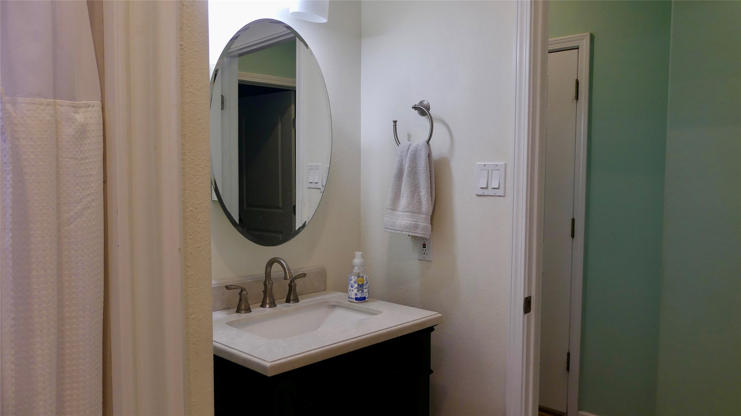 Full bath on 2nd level