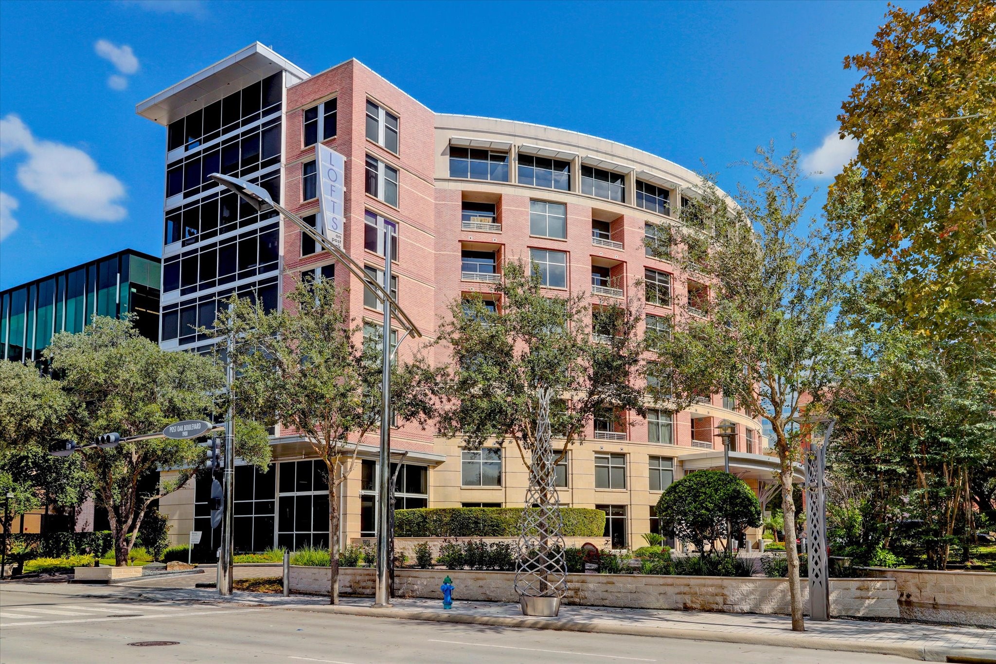 Looks like a tiny building from the front, but it boasts the mid rise of 8 stories and 5 other building with 4 stories.  There are over 350 units with 6 pools.  Even though it is a large building, it has a small, quaint feel with each building.