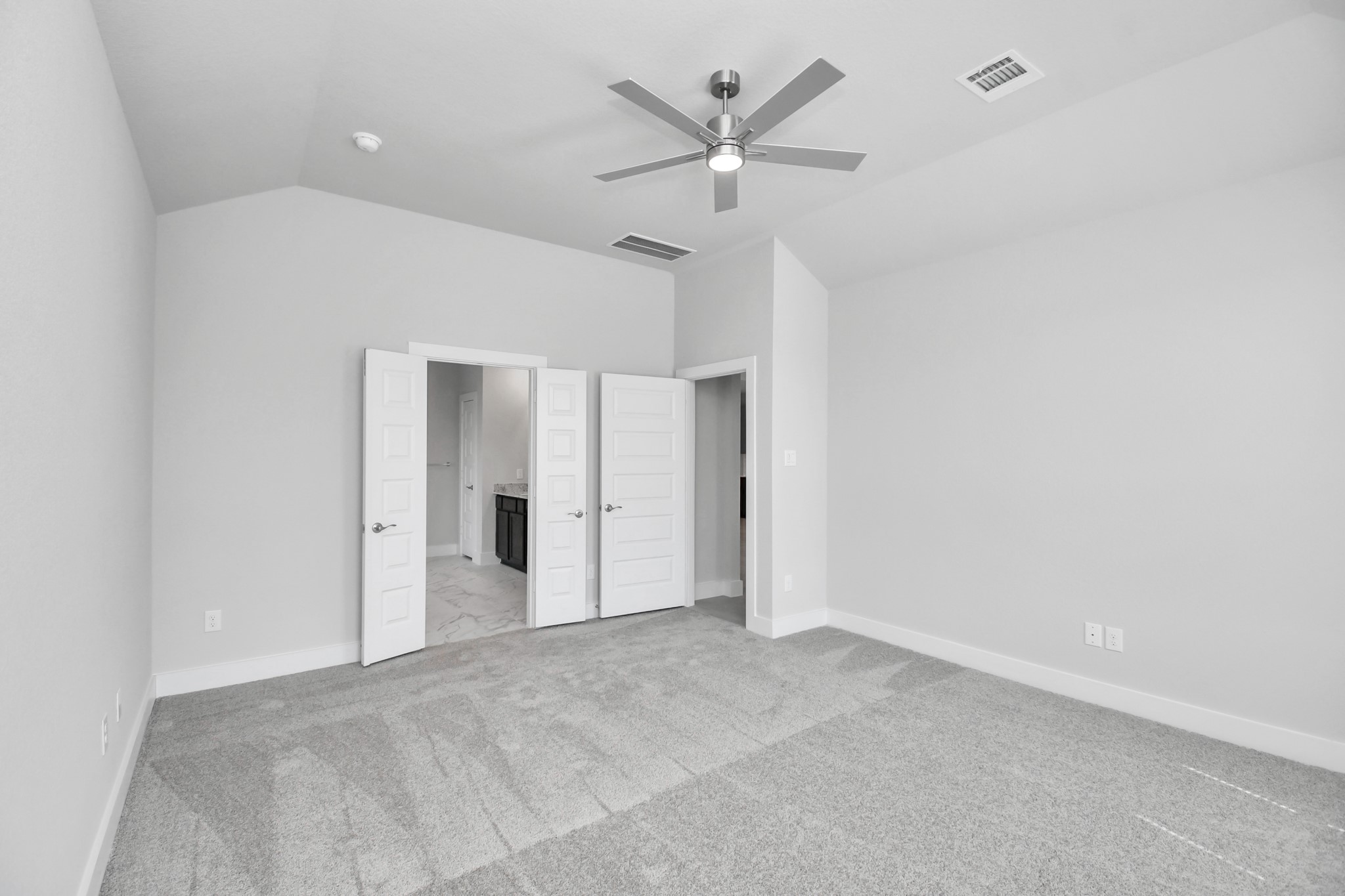 Escape and relax in the exquisite primary suite, a haven to unwind after a long day. The spacious room, boasts plush carpeting, soothing paint tones, high ceilings, and expansive windows adorned with privacy blinds. Sample photo of completed home with similar floor plan. Actual colors and selections may vary.
