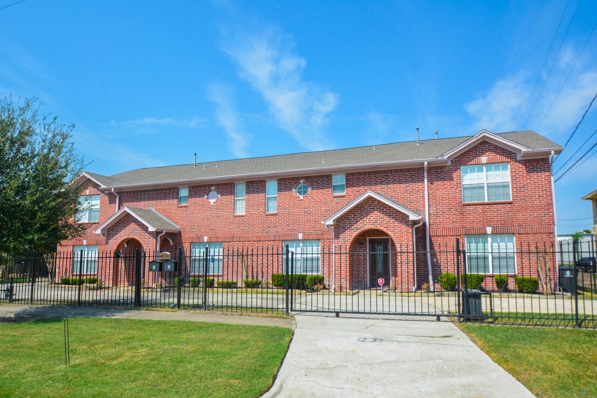Two-unit side by side dubplex with private entry gate