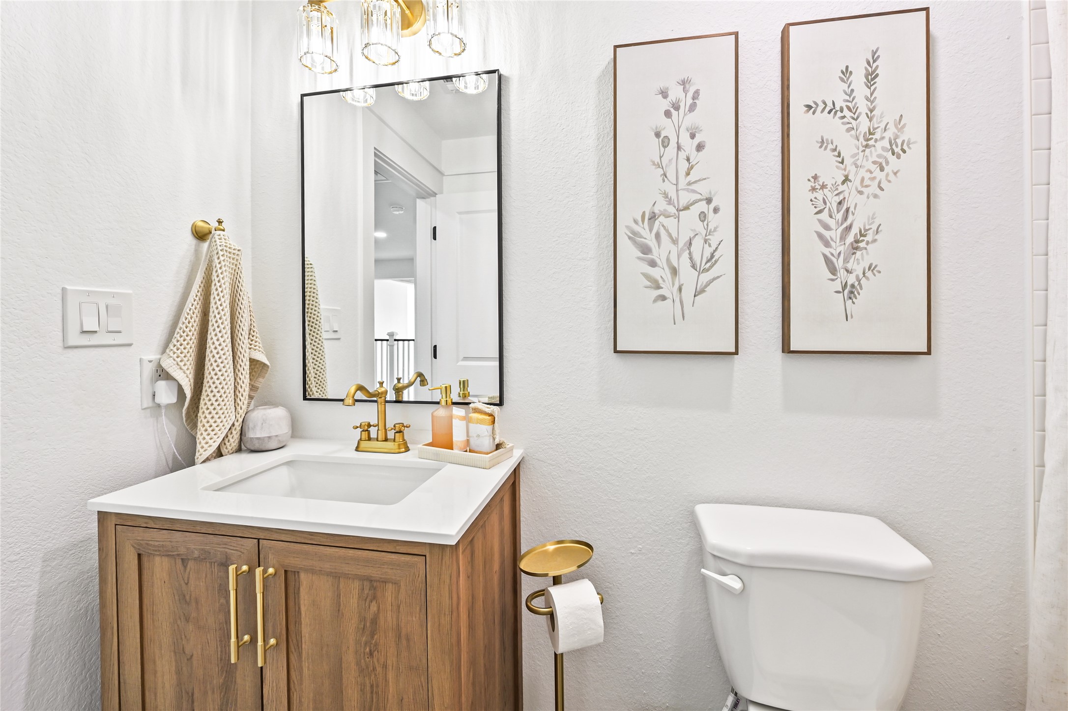 secondary full bathroom,