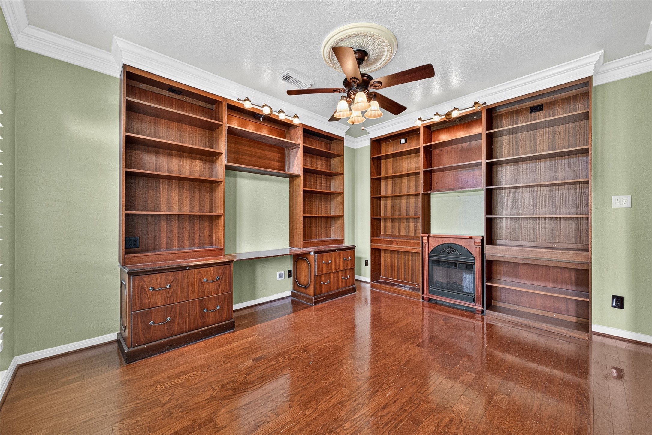2321 S Lake Drive, League City, TX 77573