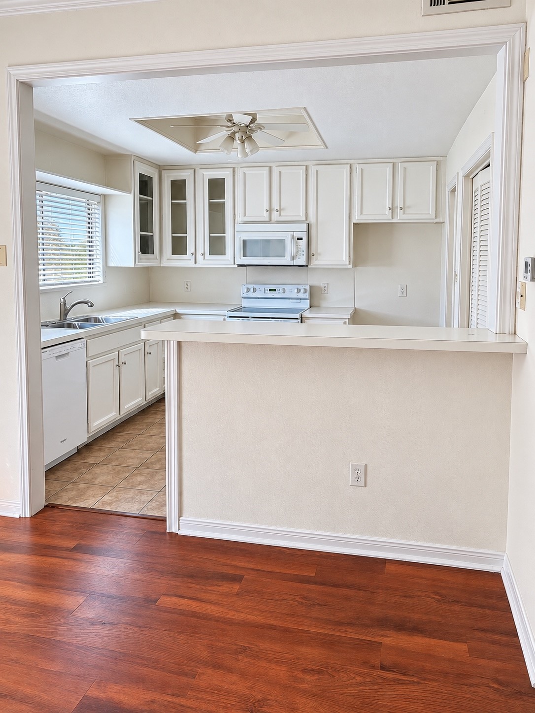 Convenient/ Spacious breakfast bar/overlooking dining area.