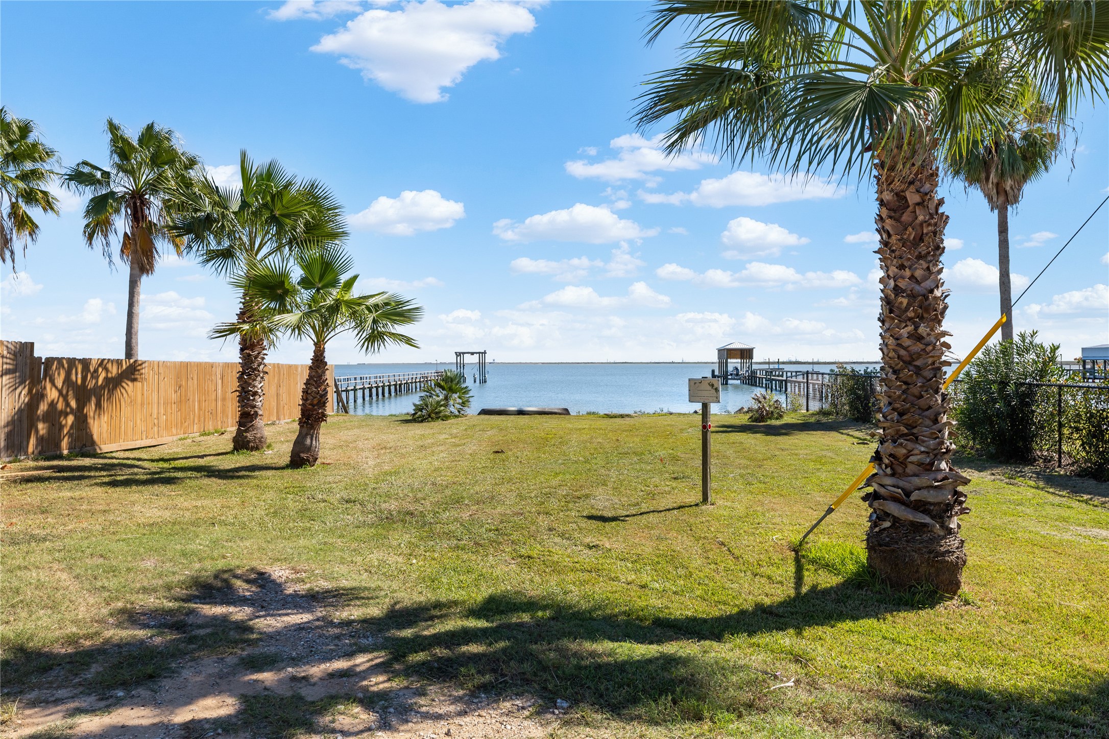 Small park at end of street with access to Galveston Bay for kayaks and other small watercraft.