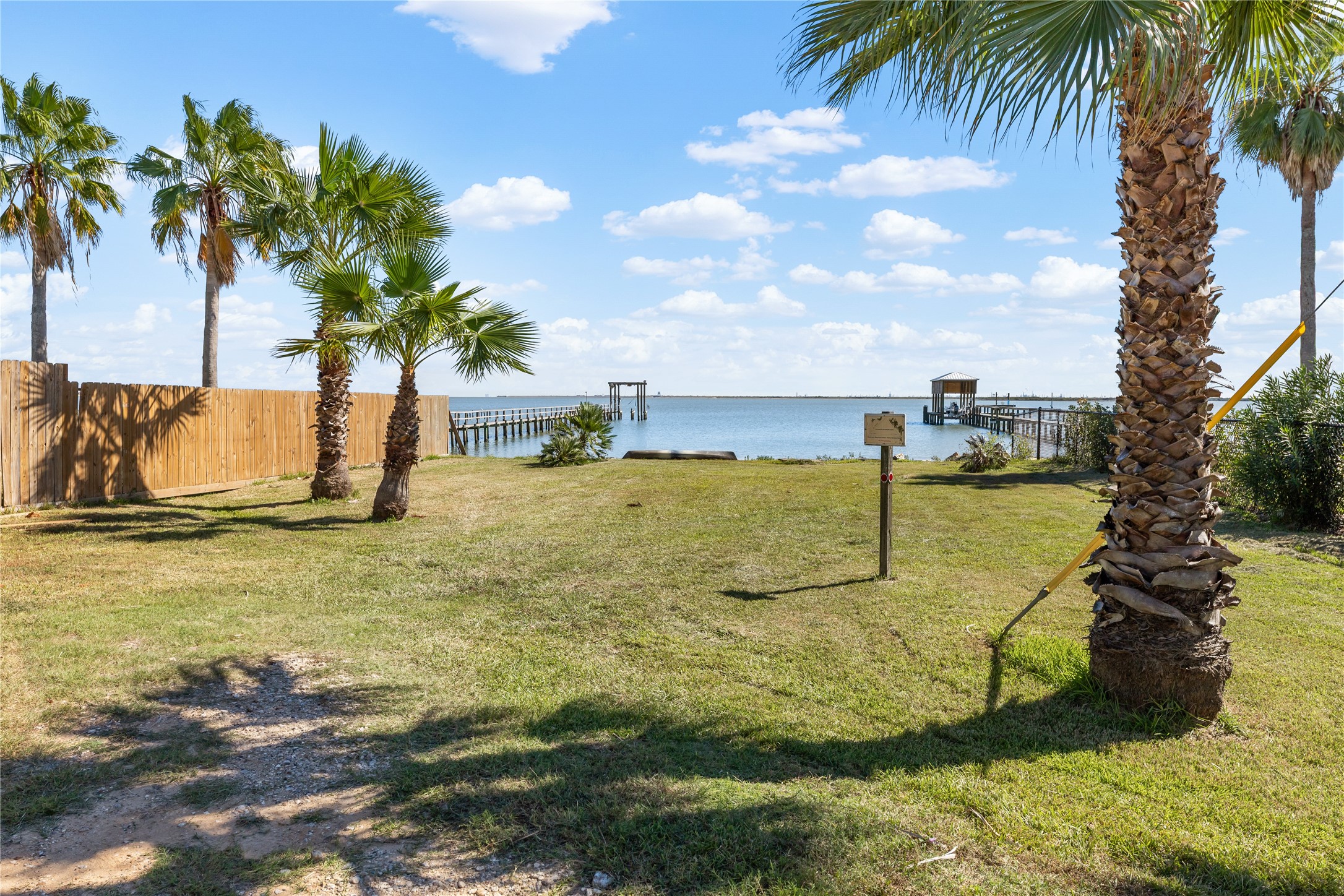 Small park at end of street with access to Galveston Bay for kayaks and other small watercraft.